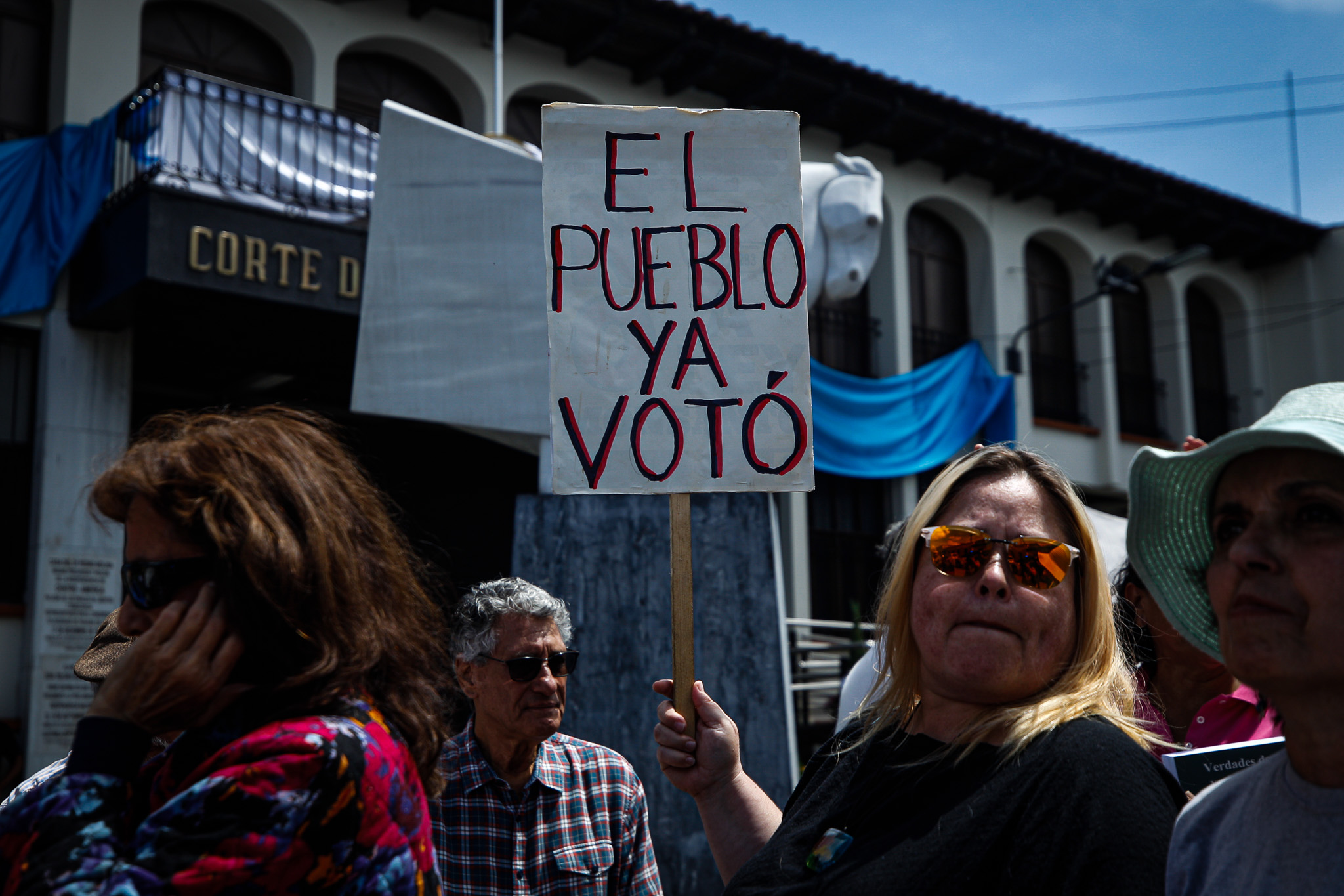 -FOTODELDÍA- AME3707. CIUDAD DE GUATEMALA (GUATEMALA), 30/09/2023.- Ciudadanos protestan hoy contra las acciones antidemocráticas del Ministerio Público (Fiscalía), frente a la Corte de Constitucionalidad en Ciudad de Guatemala (Guatemala). El Tribunal Supremo Electoral de Guatemala garantizó este sábado los resultados de los comicios celebrados en junio y agosto pasado, pese al "secuestro" de actas con votos por parte del Ministerio Público (Fiscalía) en un allanamiento por un caso "en reserva". EFE/ David Toro
