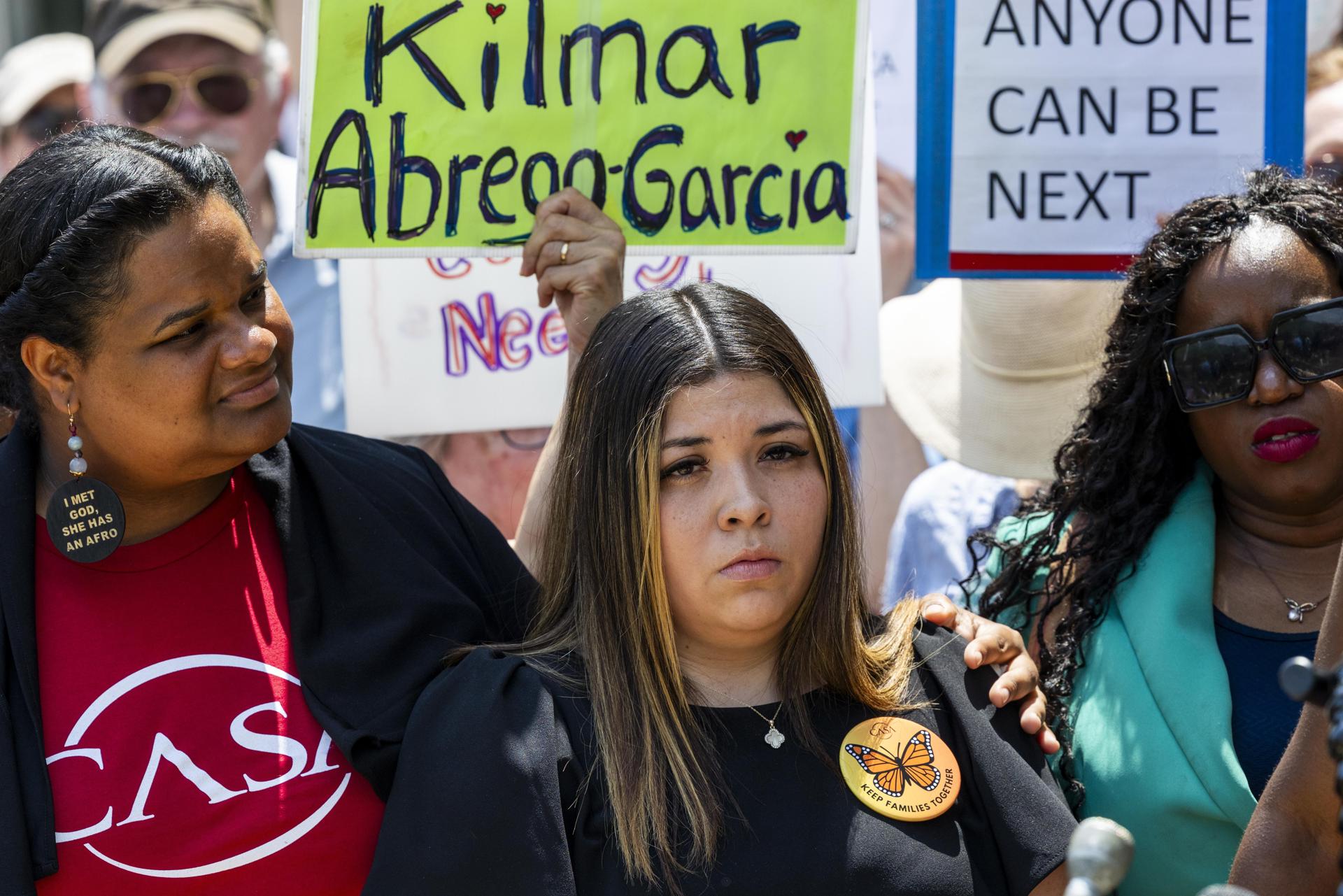 GREENBELT (United States), 16/05/2025.- Jennifer Vasquez Sura (C), wife of Kilmar Abrego Garcia, joins supporters rallying for Garcia’s return from El Salvador prior to a status hearing outside the federal court house in Greenbelt, Maryland, USA 16 May 2025. The hearing will address whether the government can keep details in the case secret by invoking the state secrets privilege. Abrego Garcia's attorneys say the Trump administration is defying court orders to facilitate their client's return to the U.S.  (Protestas) EFE/EPA/SHAWN THEW
