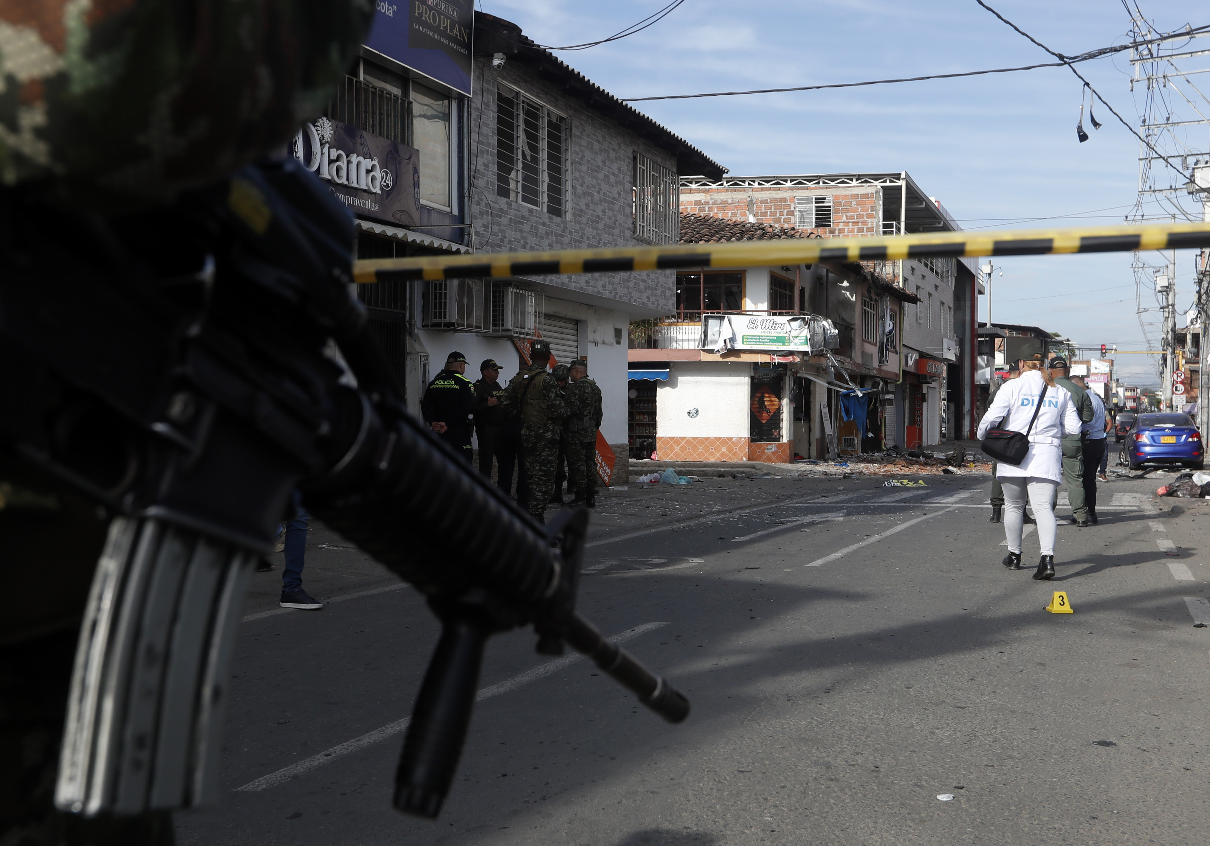 COL504. BOGOTÁ. (COLOMBIA), 20/05/2024.- Soldados del Ejército de Colombia custodian el lugar donde explotó un artefacto este lunes en Jamundí (Colombia). Al menos cinco personas resultaron heridas este lunes en un atentado perpetrado en Jamundí, en el departamento colombiano del Valle del Cauca (suroeste), mientras que los habitantes de la localidad de Morales, en el vecino departamento del Cauca, denunciaron un hostigamiento de presuntos disidentes de las FARC. EFE/Ernesto Guzmán
