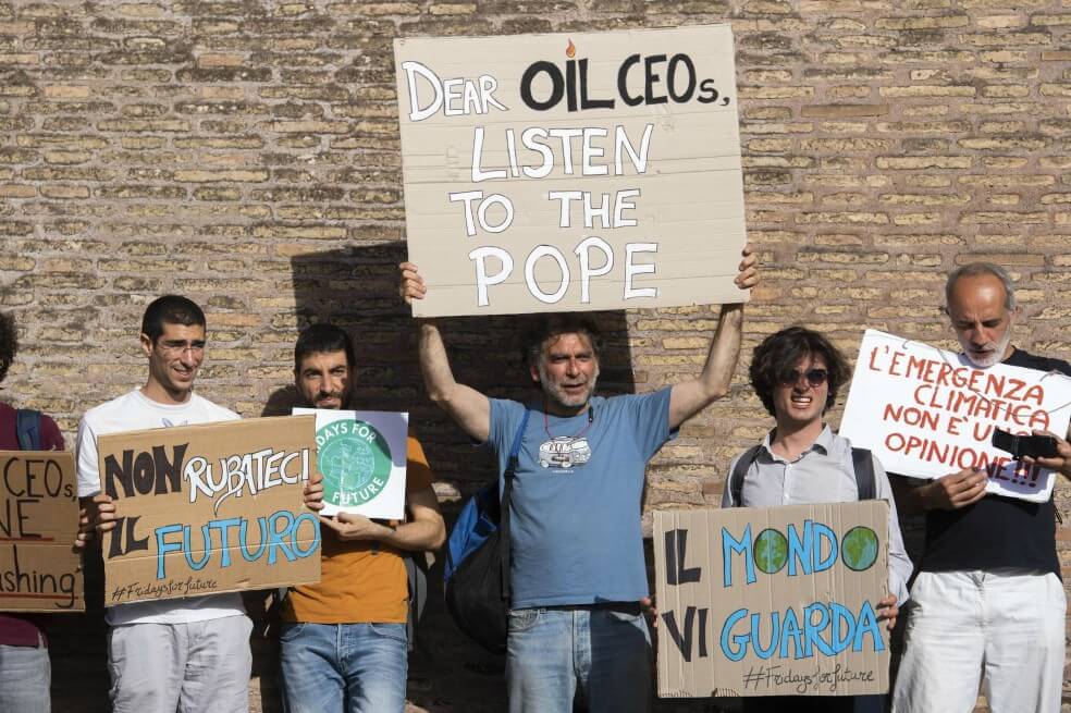 Durante la visita de los presidentes de varias compañías petroleras al Vaticano los habitantes de la ciudad salieron a protestar.  / EFE