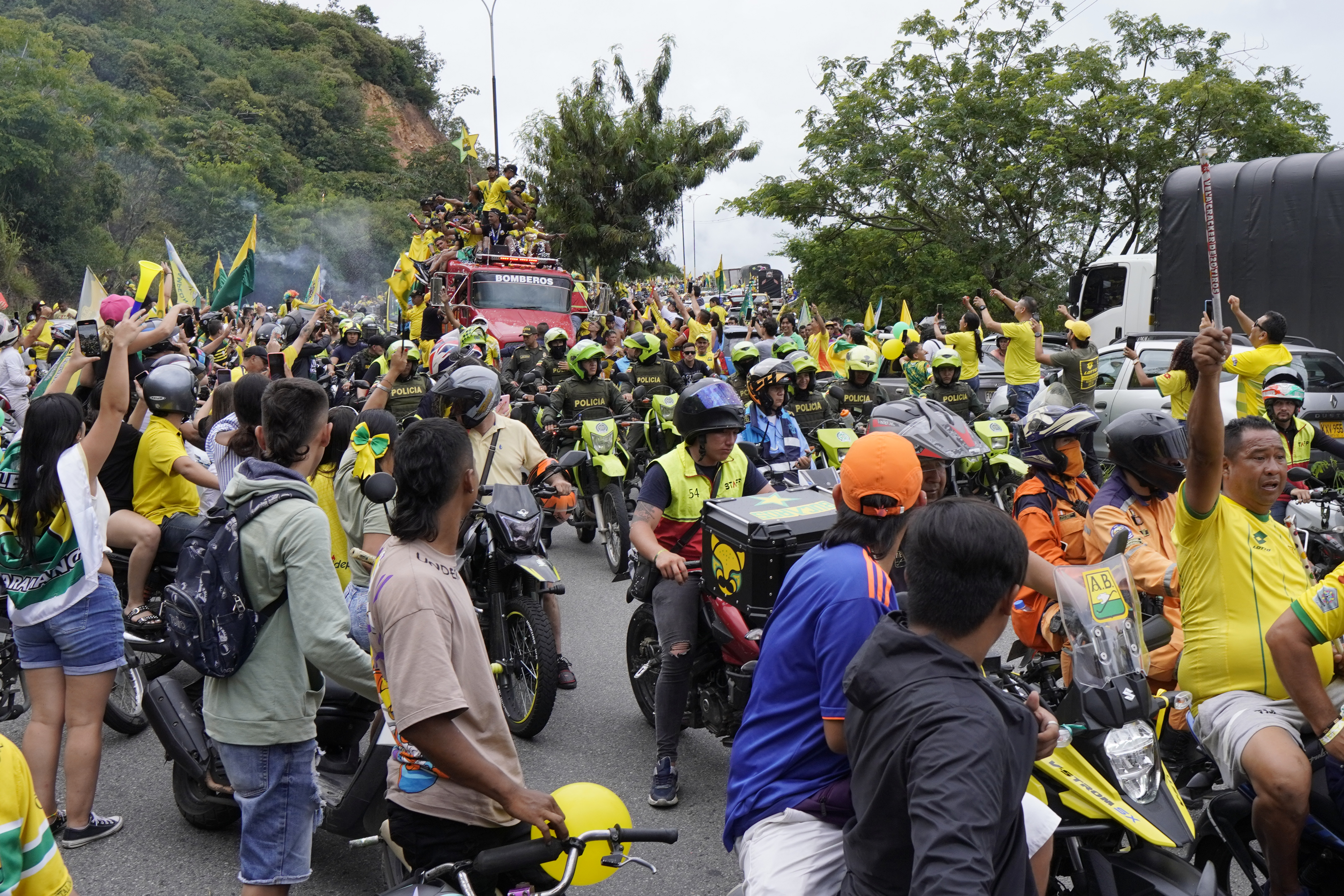BUC400. BUCARAMANGA (COLOMBIA), 16/06/2024.- Seguidores del Atlético Bucaramanga celebran este domingo durante la llegada de su equipo a Bucaramanga (Colombia). El Atlético Bucaramanga llegó hoy a su ciudad de origen para recibir el homenaje de sus hinchas y de las autoridades locales. EFE/Carlos Franco