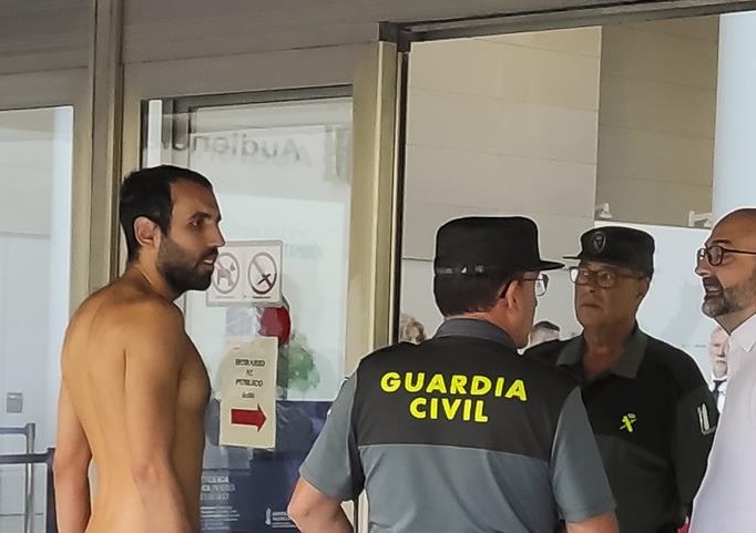 Joven fue desnudo a su audiencia por exhibicionismo