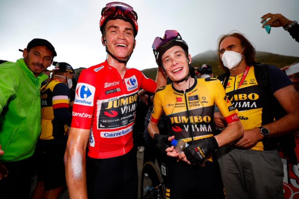 Sepp Kuss (izq.) es el líder de la carrera. Su compañero, Jonas Vingegaard (der.) ganó la etapa 13.