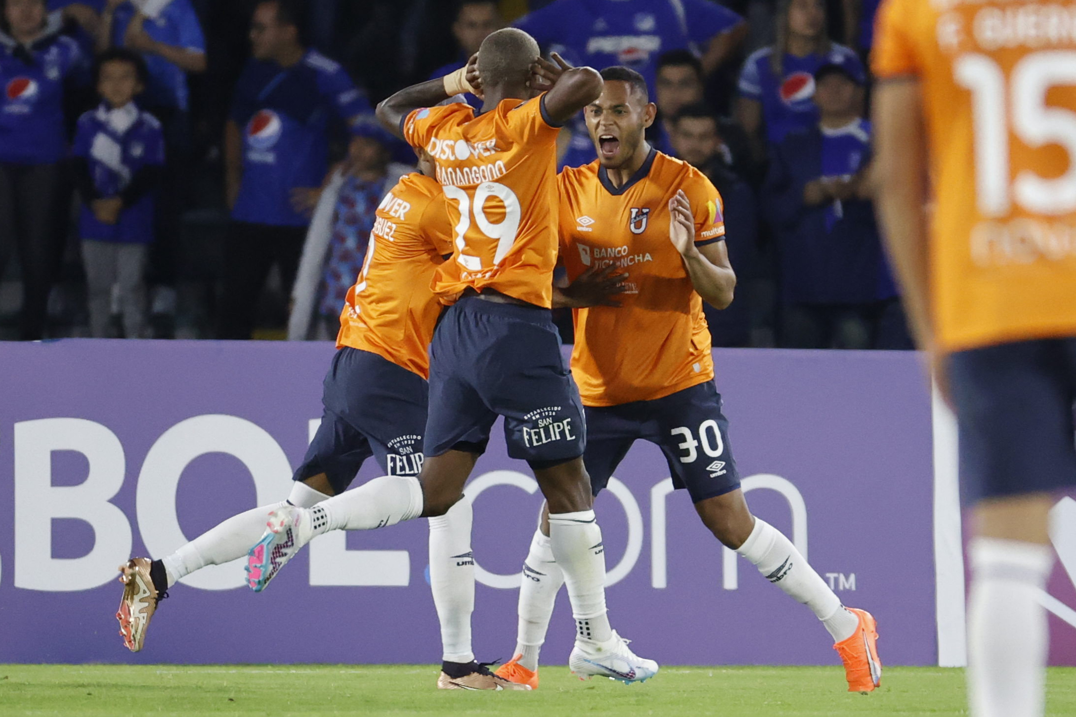 AMDEP2006. BOGOTÁ (COLOMBIA), 02/03/2023.- Ismael Díaz (d) de Católica celebra un gol hoy, en un partido de la Copa Libertadores entre Millonarios y Universidad Católica en el estadio El Campín en Bogotá (Colombia). EFE/ Mauricio Dueñas Castañeda