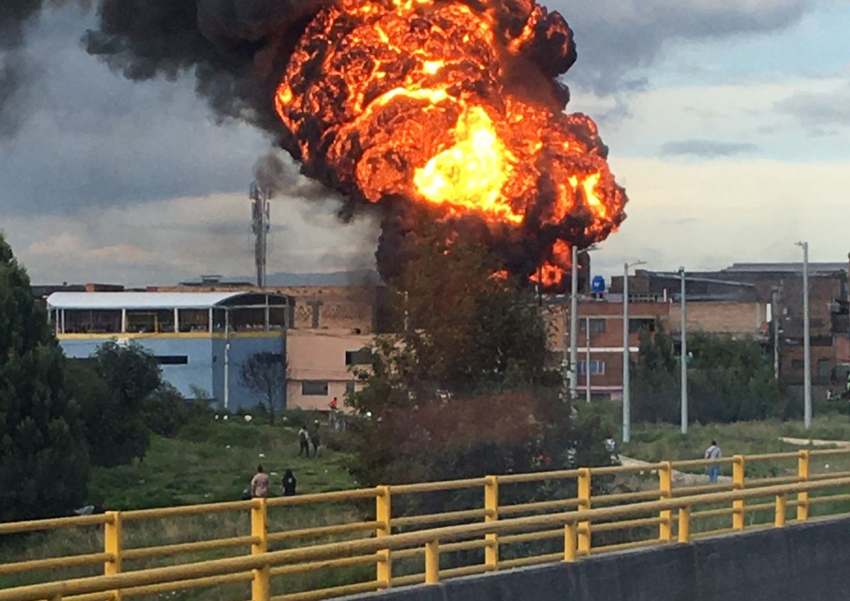 Controlan fuerte incendio en bodegas de químicos en el sur de Bogotá