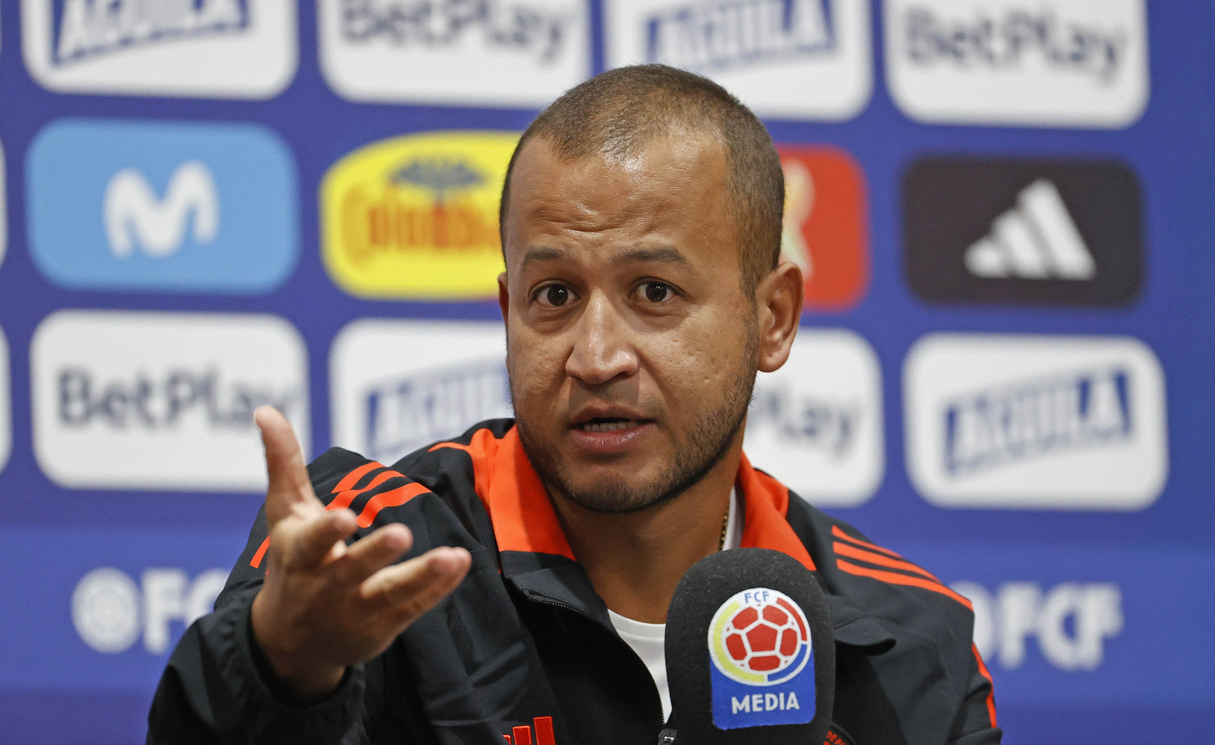 COL500. BOGOTÁ. (COLOMBIA), 26/11/2024.- El entrenador de la selección colombiana femenina, Angelo Marsiglia, habla en rueda de prensa este martes en Bogotá (Colombia). Marsiglia expresó que no está "conforme para nada" con la actuación del equipo este año, pero aseguró que el equipo está creciendo de cara a los retos de 2025, como la Copa América. EFE/Mauricio Dueñas Castañeda