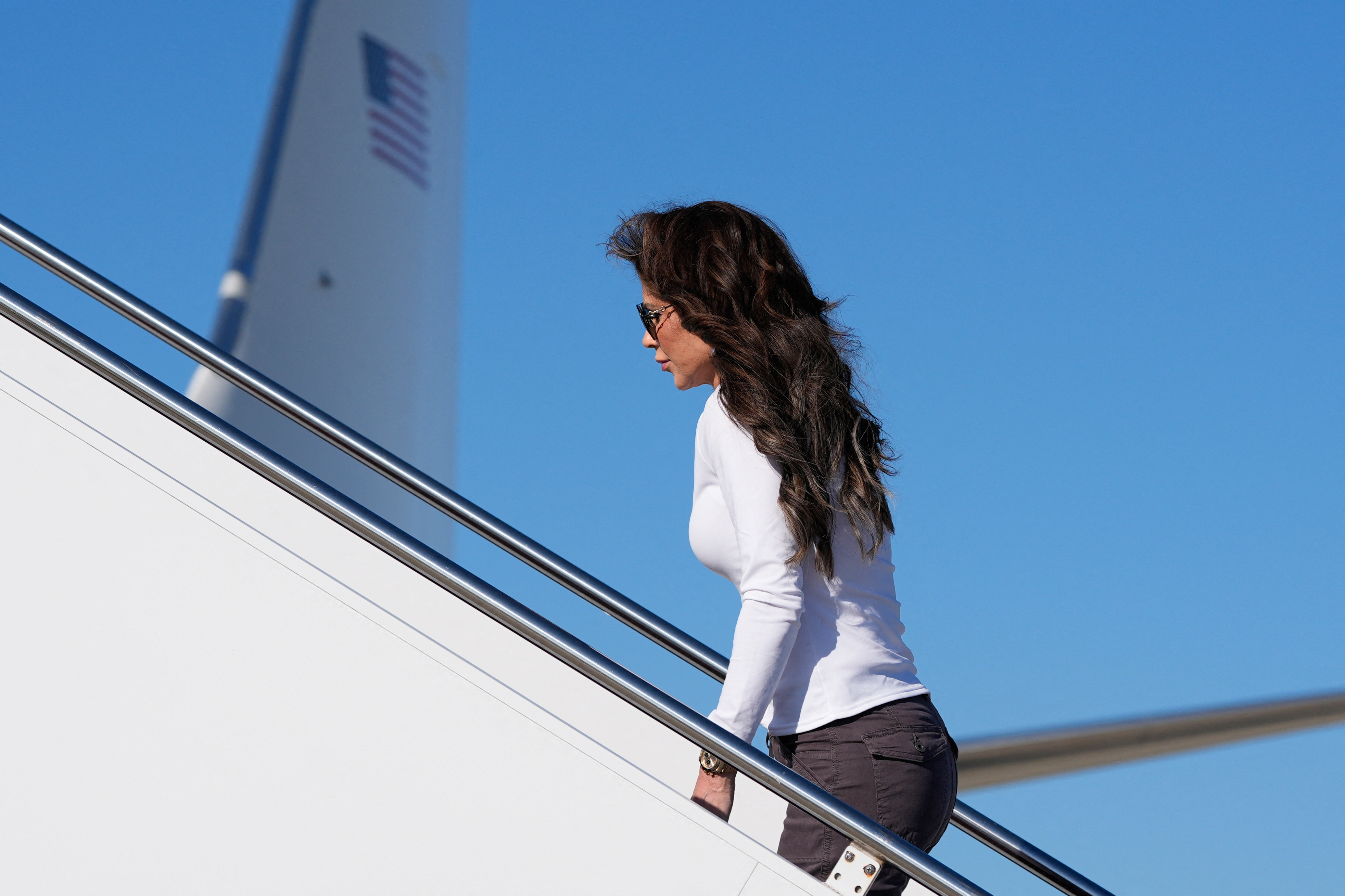 Kristi Noem, la “cazamigrantes” de Trump que visita Colombia; ¿a qué viene?