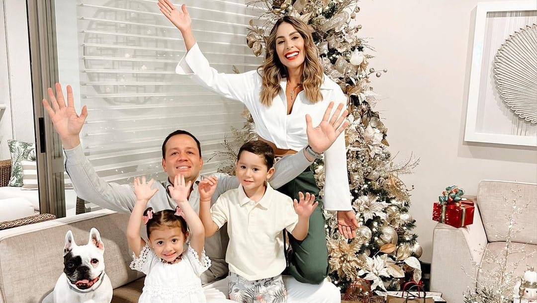 Carolina Soto con su esposo Germán González, sus hijos Valentino y Violetta, y su mascota Praga.