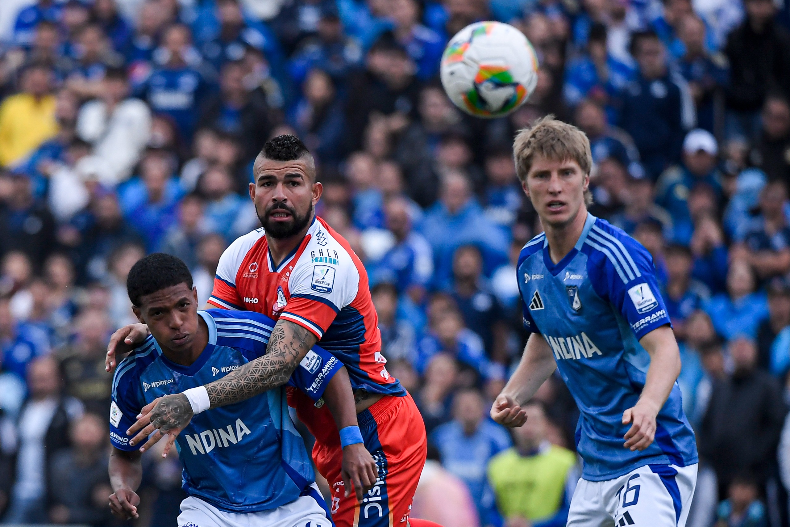 Andrés Llinás (der.) fue homenajeado al principio del partido por llegar a 200 partidos con la camiseta de Millonarios.