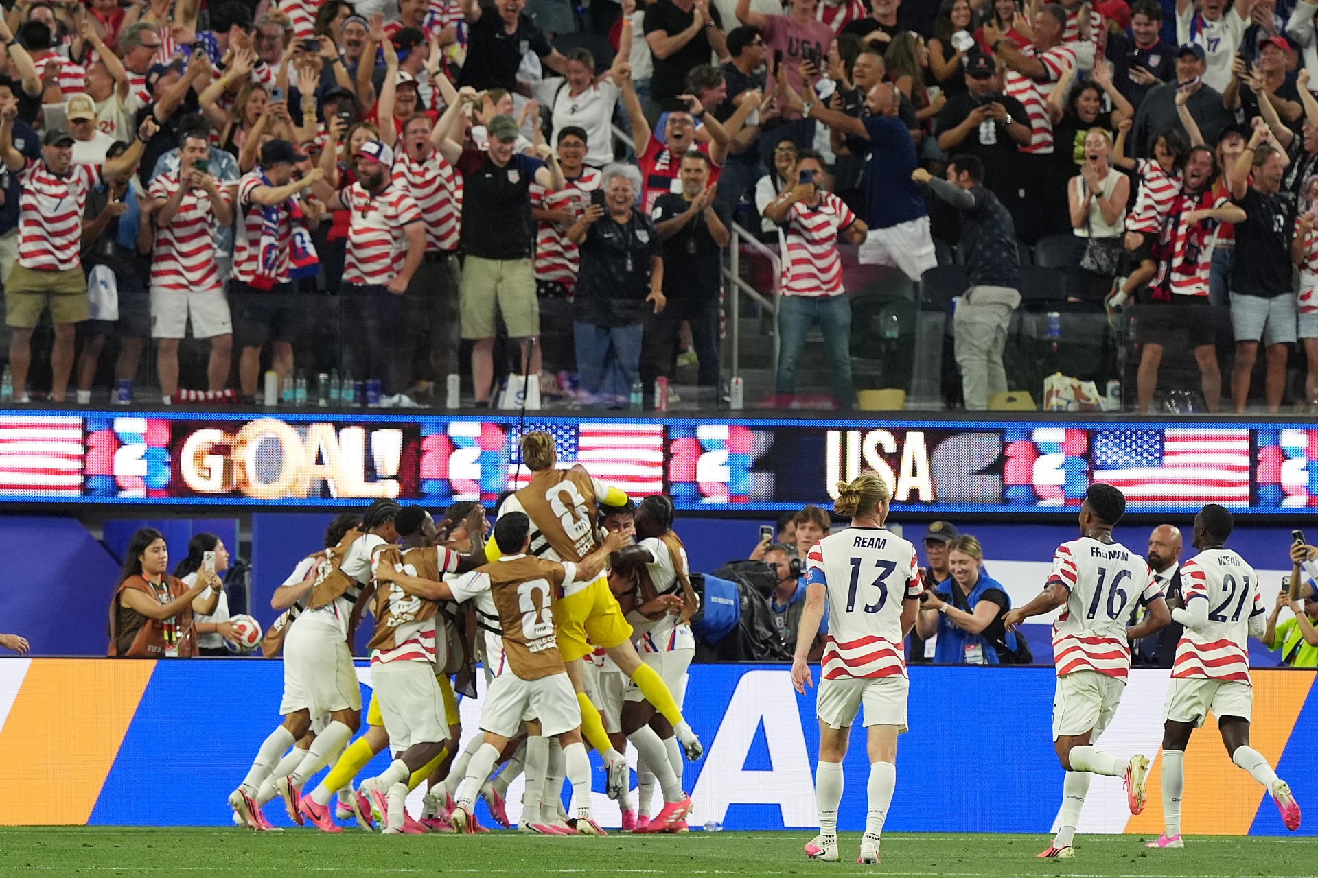 GR6038. LOS ÁNGELES (ESTADOS UNIDOS), 12/06/2026.- Jugadores de Estados Unidos celebran un gol de Folarin Balogun este viernes, en un partido del grupo D del Mundial de la FIFA 2026 entre Estados Unidos y Paraguay en el estadio SoFi en Los Ángeles (EE.UU.). EFE/ Omar Alonso