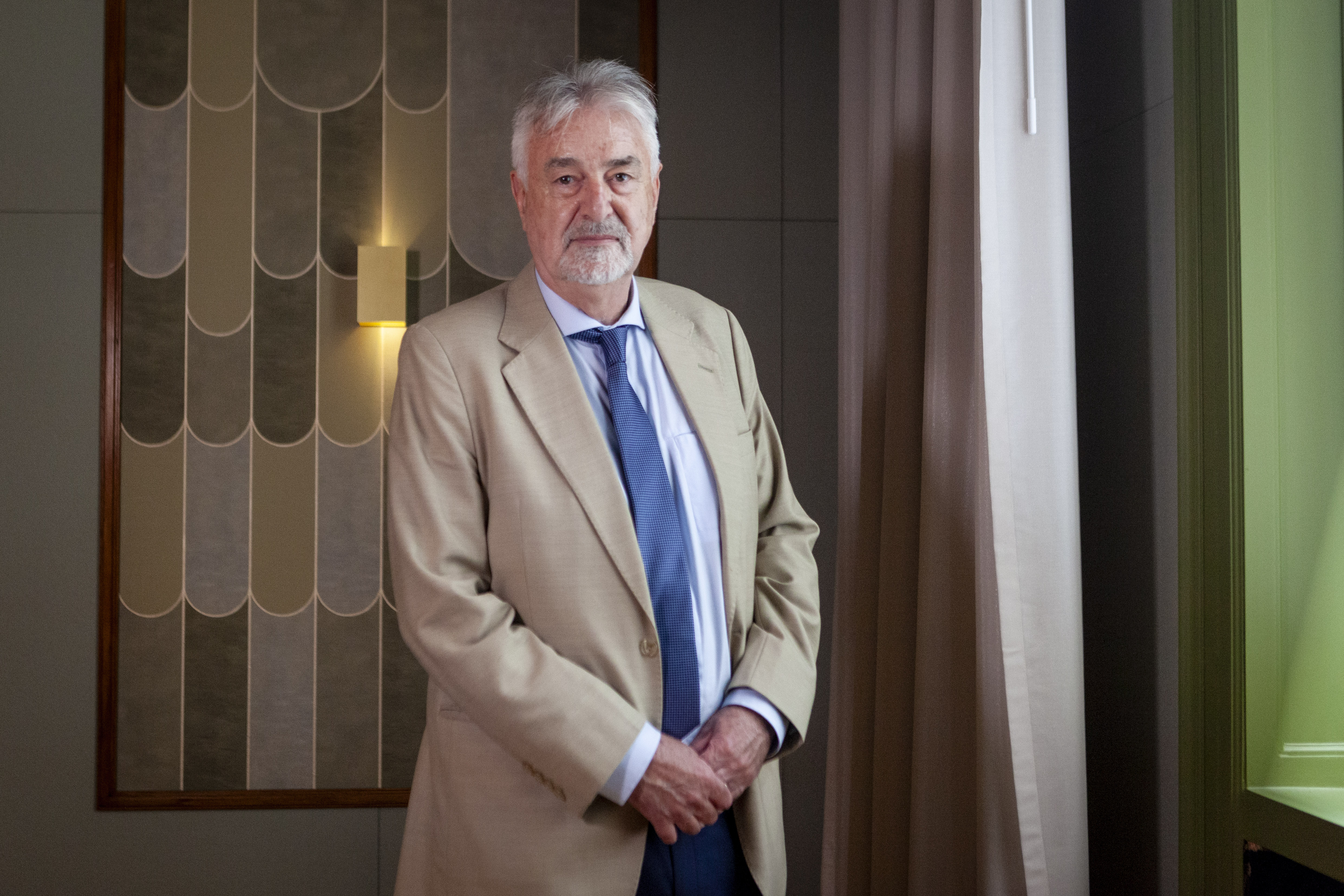 Bruselas, 10 jul (EFE).- El enviado especial de la Unión Europea para el proceso de paz en Colombia, Adrianus Koetsenruijter, afirma que "tiene sentido" que el Gobierno colombiano pida a Naciones Unidas más tiempo para implementar el acuerdo alcanzado en 2016, ya que es un proceso "duro" y de "largo plazo". En una entrevista con EFE, Koetsenruijter rechazó como un fracaso que el presidente Gustavo Petro solicite mañana al Consejo de Seguridad de la ONU que considere la posibilidad de ampliar la implementación del acuerdo de paz firmado en 2016 con la antigua guerrilla de las FARC más allá de los 15 años pactados inicialmente, como avanzó el martes el canciller Luis Gilberto Murillo. EFE/ Pablo Garrigós