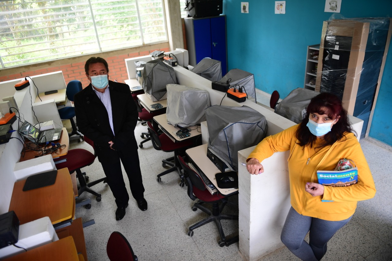 Sala de cómputo de la escuela Teguaneque en Turmequé, Boyacá.