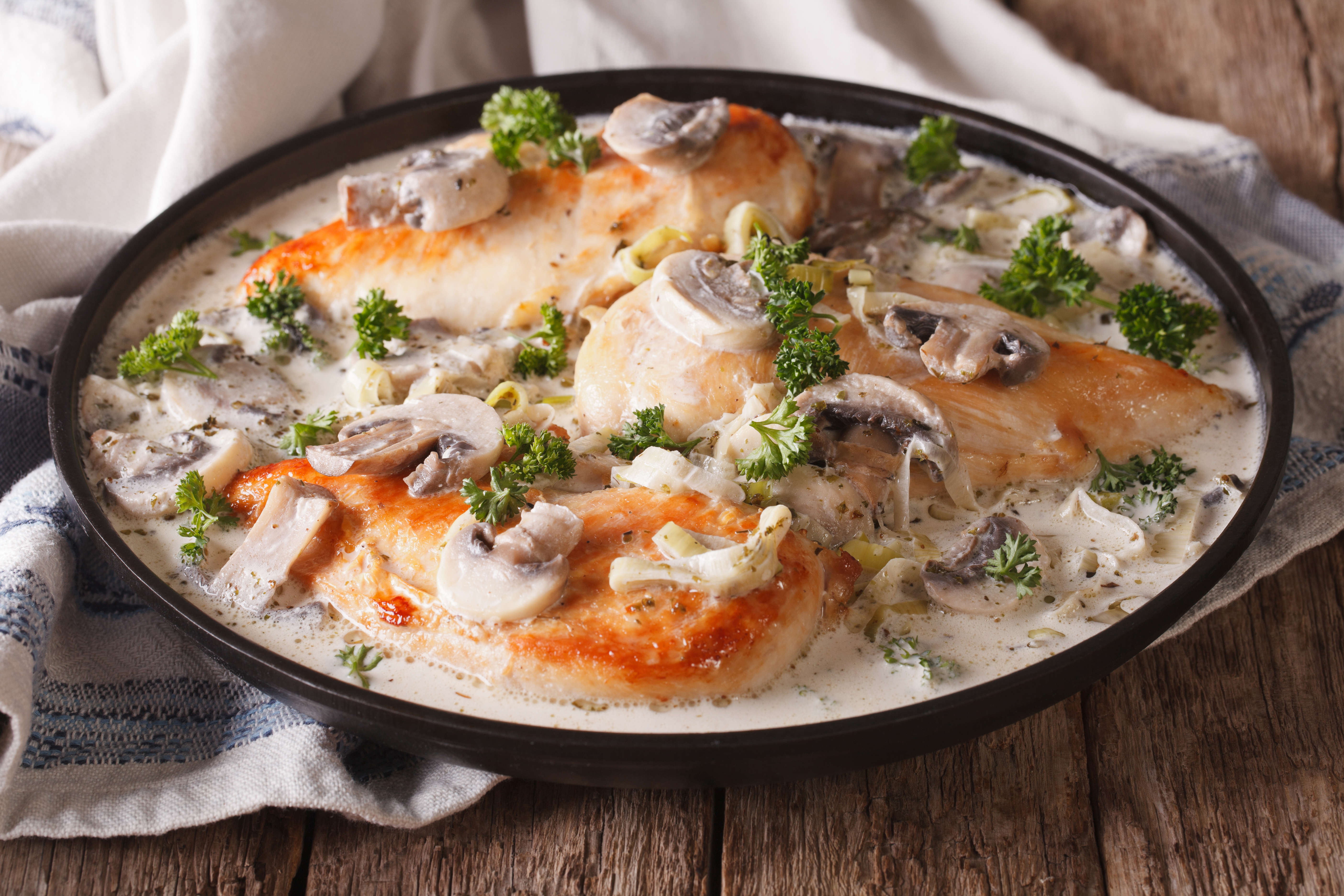Pollo con champiñones estilo restaurante en casa