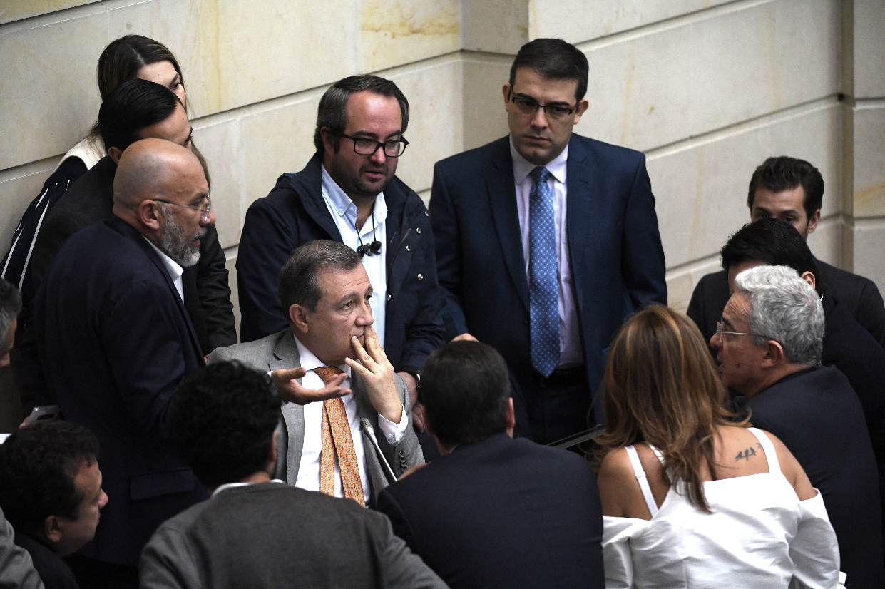 Las reuniones alrededor de Macías fueron constantes. En la imagen, los legisladores discutían sobre el orden del día.Cristian Garavito - El EspectadorMaritza Martínez, senadora de la U, abandonó el recinto del Senado al momento de la votación de las objeciones.Archivo¿Mermelada para Martínez? “No negocio ni me dejo presionar. Si hoy no me permiten dejar mi constancia, igual no voto. Si me lo permiten, claro que voto”, le respondió Martínez a El Espectador y aseguró que el motivo por el que abandonó la plenaria en el momento de la votación había sido una protesta porque no le permitieron dejar una constancia sobre los delitos sexuales cometidos en contra de los menores durante el conflicto armado. “Yo di una pelea muy dura acá en el Congreso que me costó persecución e insultos parecidos a los de ahora cuando presenté la proposición que se refería a los delitos sexuales cometidos contra menores durante el conflicto armado para imponerles penas ordinarias (…) Entonces, si no puedo expresar mi opinión, quiere decir que mi voto tampoco es indispensable”, dijo la congresista. Ese día no hubo votación porque Macías, por un "error", no anunció las objeciones el día anterior en el orden del día y el debate se pospuso.