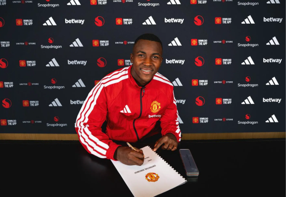 Cristian Orozco firmando su contrato con Manchester United.