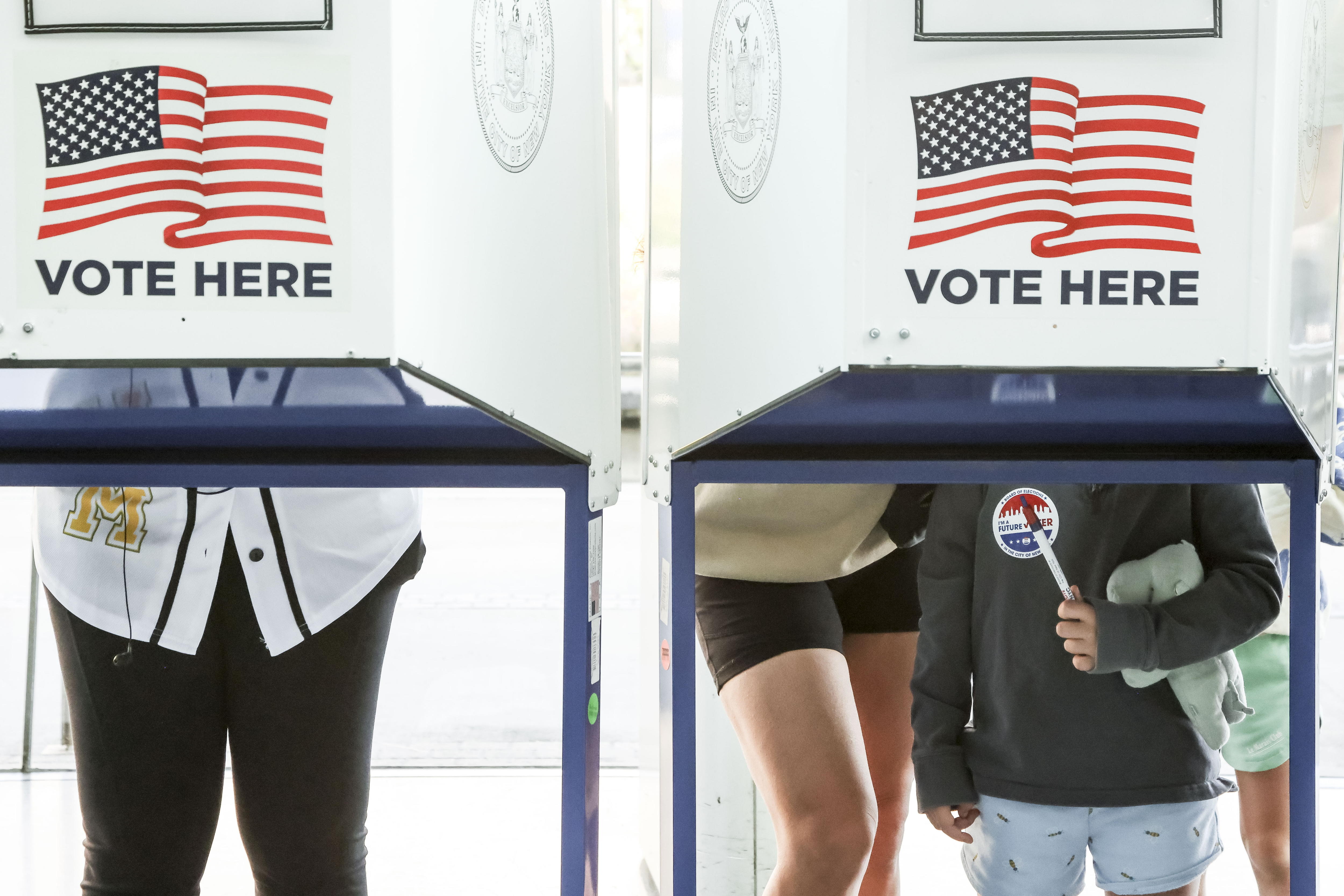 FOTODELDÍA Nueva York (Estados Unidos), 05/11/2024.- Estadounidenses depositan su voto en un colegio electoral en el vestíbulo del Museo de Brooklyn de Nueva York este martes. Los votantes de todo el país están emitiendo hoy sus votos para elegir al presidente de Estados Unidos en una reñida contienda entre el candidato presidencial republicano Donald J. Trump y la candidata presidencial demócrata a la vicepresidenta de Estados Unidos, Kamala Harris, así como para los candidatos en las carreras del Senado y el Congreso.EFE/ Sarah Yenesel