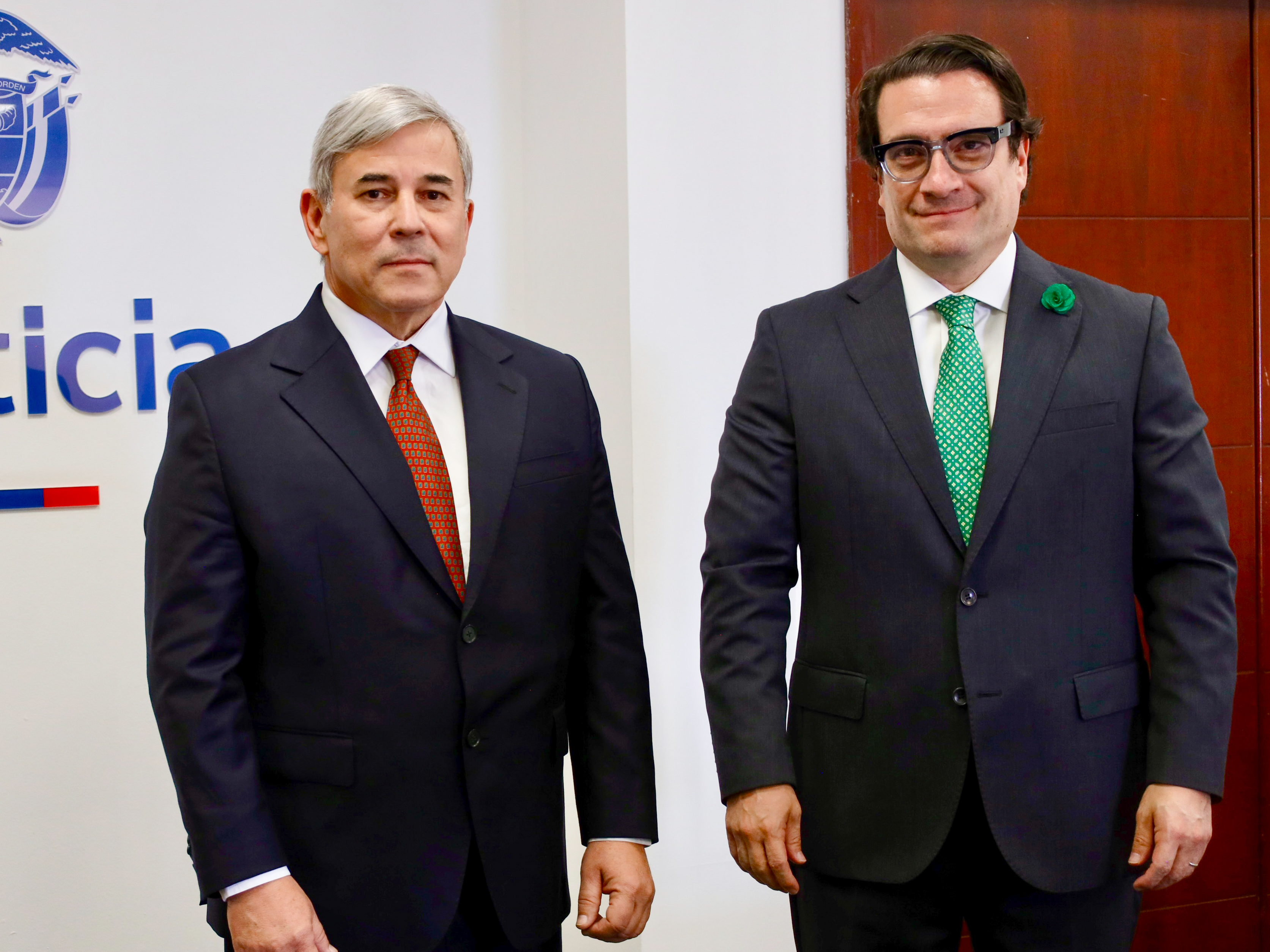 Joaquín José Méndez Llach asumió como nuevo Superintendente de Notariado y Registro junto al ministro de Justicia, Iván Cancino.