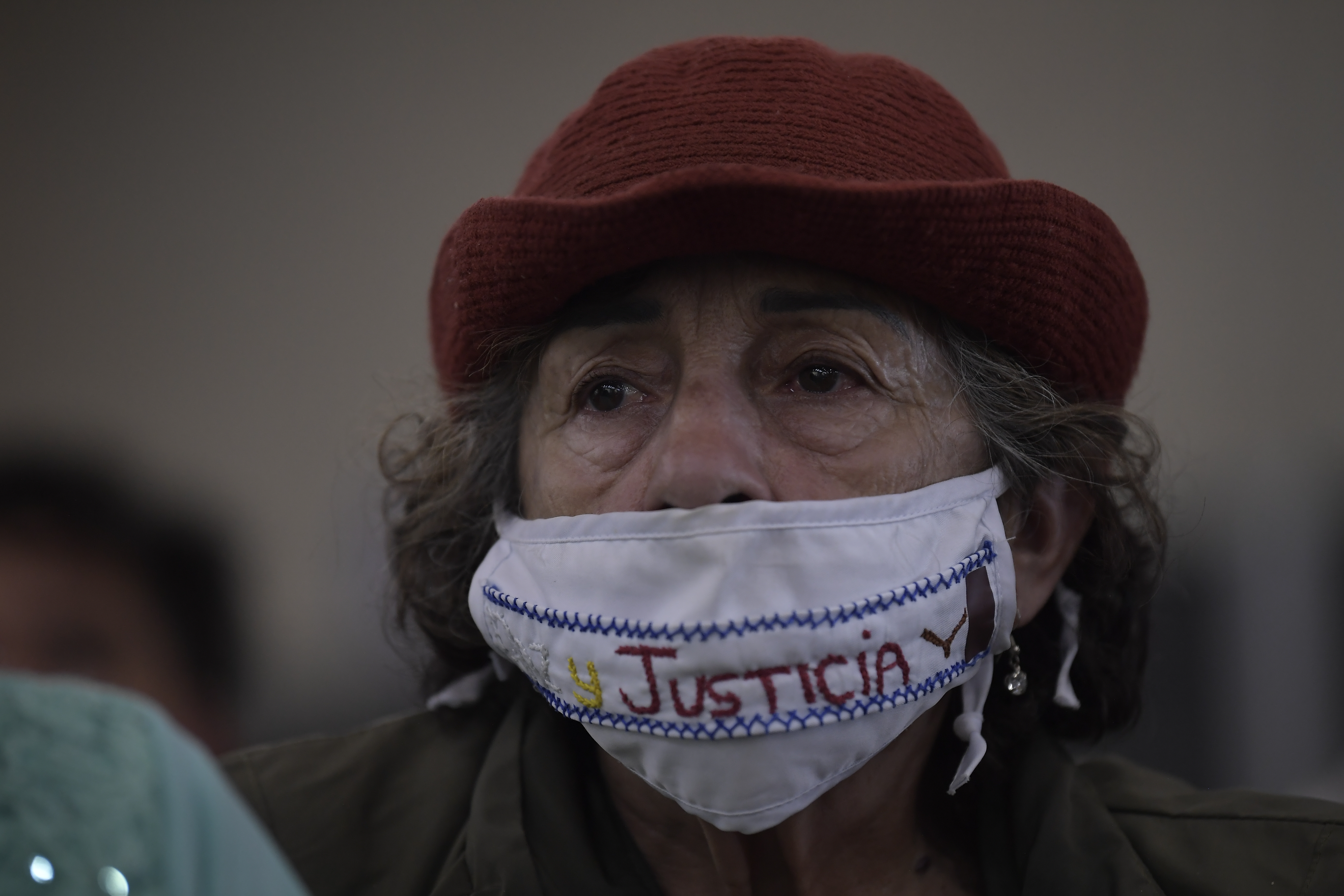 Evento entre el coronel (r) Luis Fernando Borja, el máximo comandante de las extintas FARC Rodrigo Londoño y familiares de las víctimas de falsos positivos de Toluviejo y víctimas de secuestro de la exguerrilla, realizado en la Universidad Javeriana.