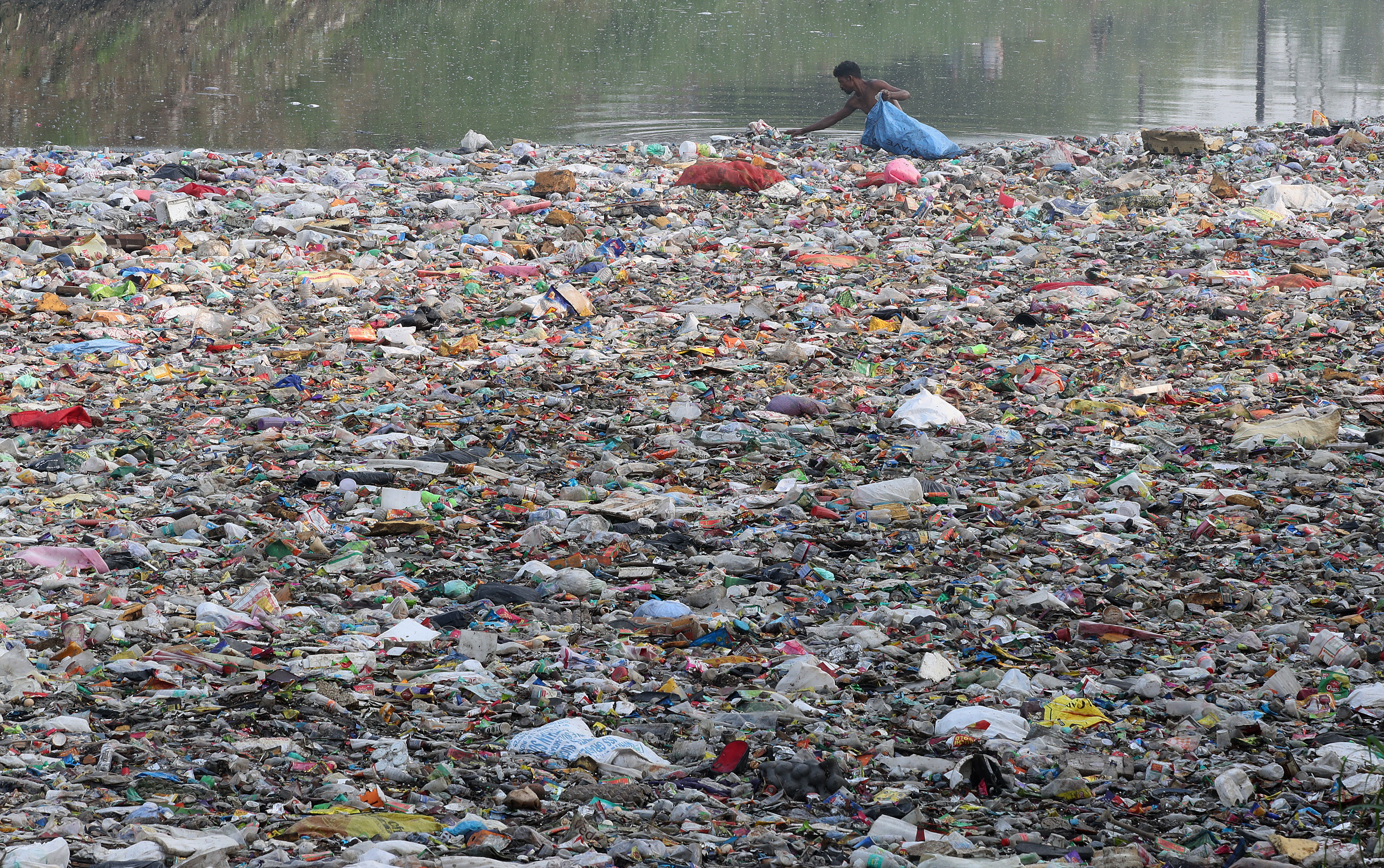 Científicos proponen estrategia para reducir la contaminación por plásticos
