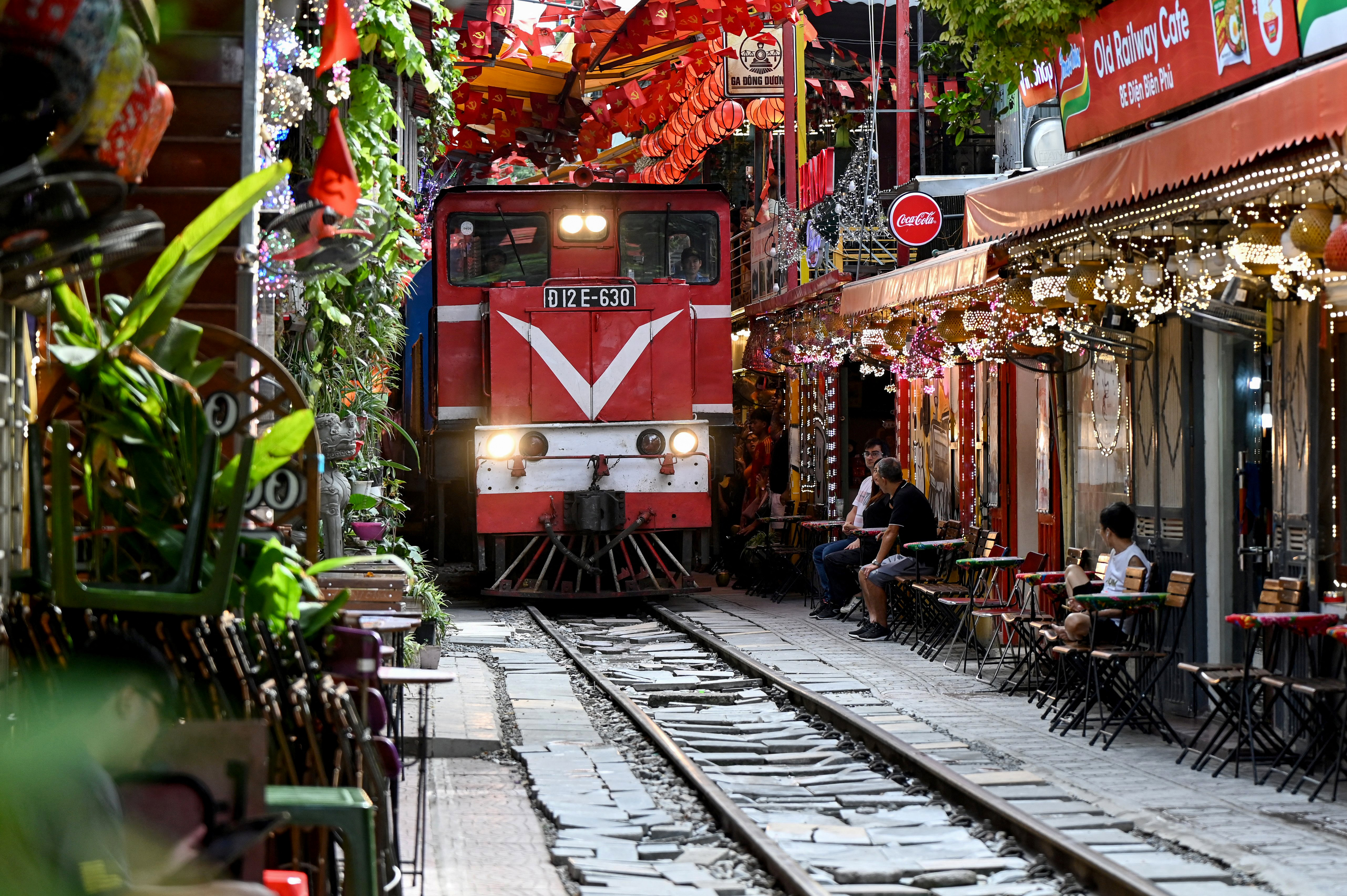 La calle del tren en Vietnam, un imán para turistas amantes del riesgo