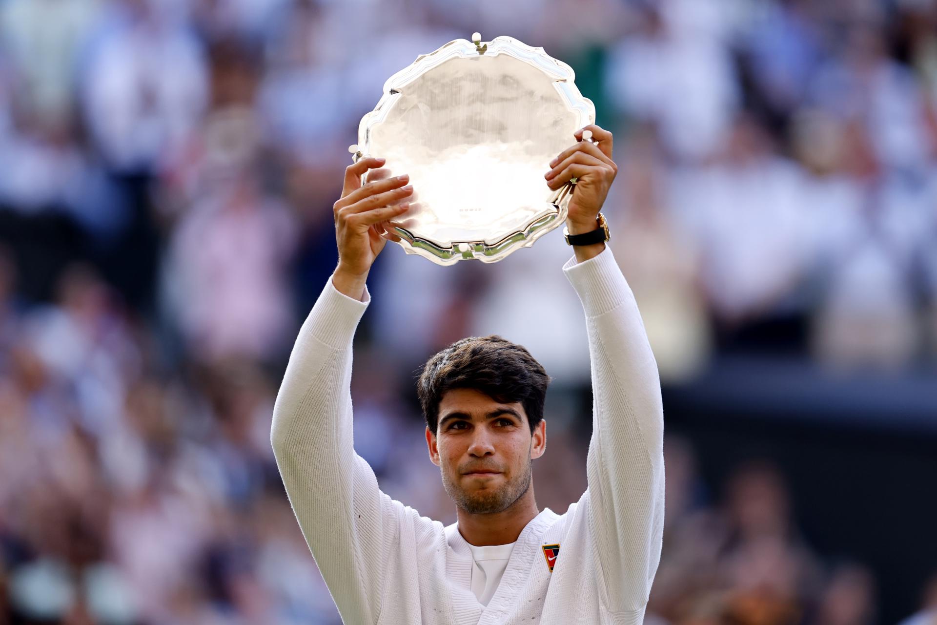 Wimbledon (United Kingdom), 13/07/2025.- Carlos Alcaraz of Spain reacts with his runner-up trophy after losing the Men's Singles final match against Jannik Sinner of Italy at the Wimbledon Championships, Wimbledon, Britain, 13 July 2025. (Tenis, Italia, España, Reino Unido) EFE/EPA/TOLGA AKMEN EDITORIAL USE ONLY