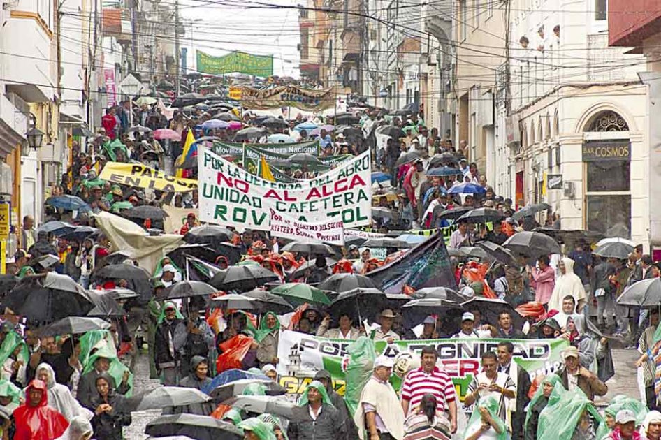 En Manizales, unos 10 mil caficultores protestaron por precio del grano