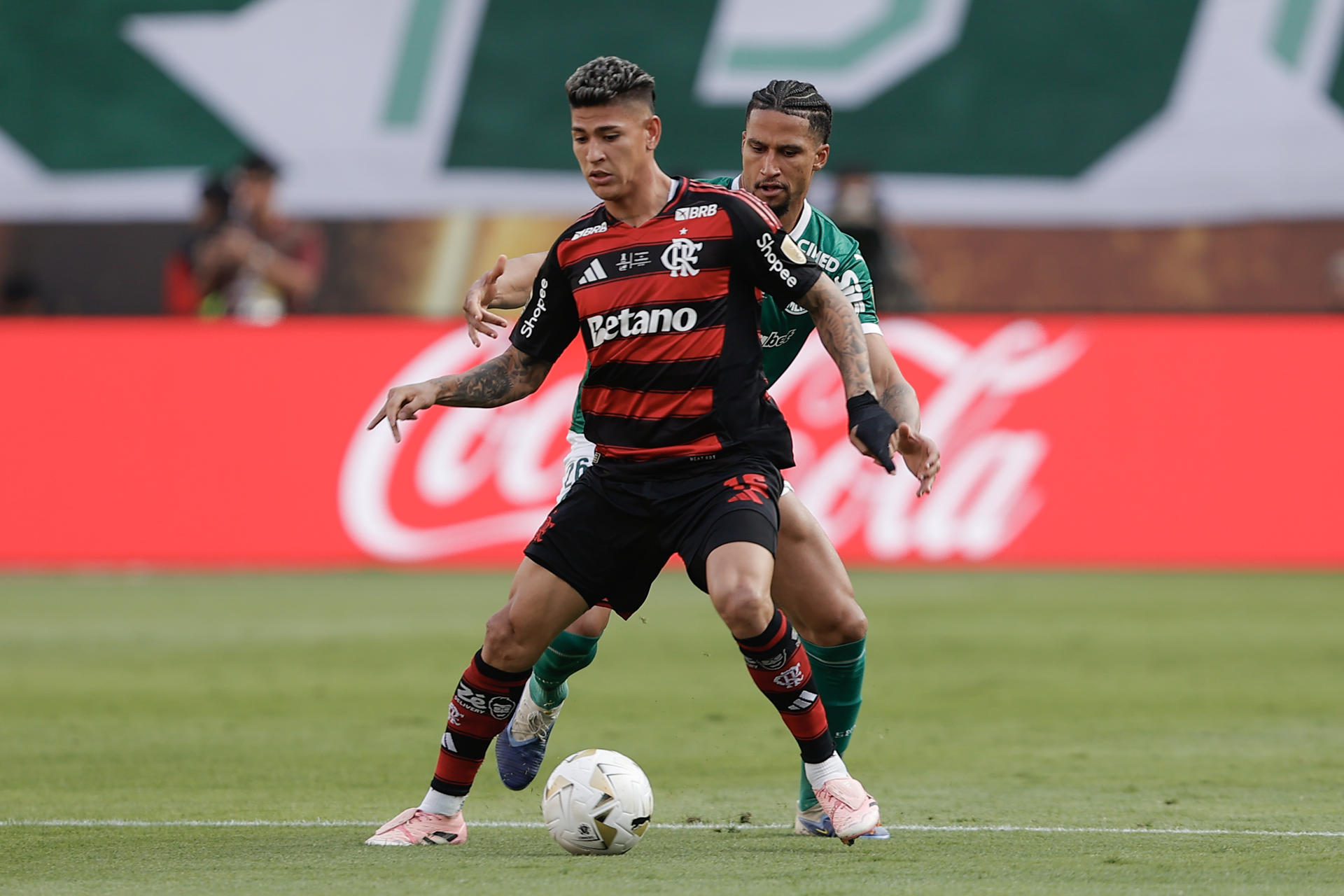 AME4051. LIMA (PERÚ), 29/11/2025.- Murilo (d) de Palmeiras disputa el balón con Jorge Carrascal de Flamengo este sábado, en la final de la Copa Libertadores entre Palmeiras y Flamengo, en el estadio Monumental U en Lima (Perú). EFE/ José Jácome
