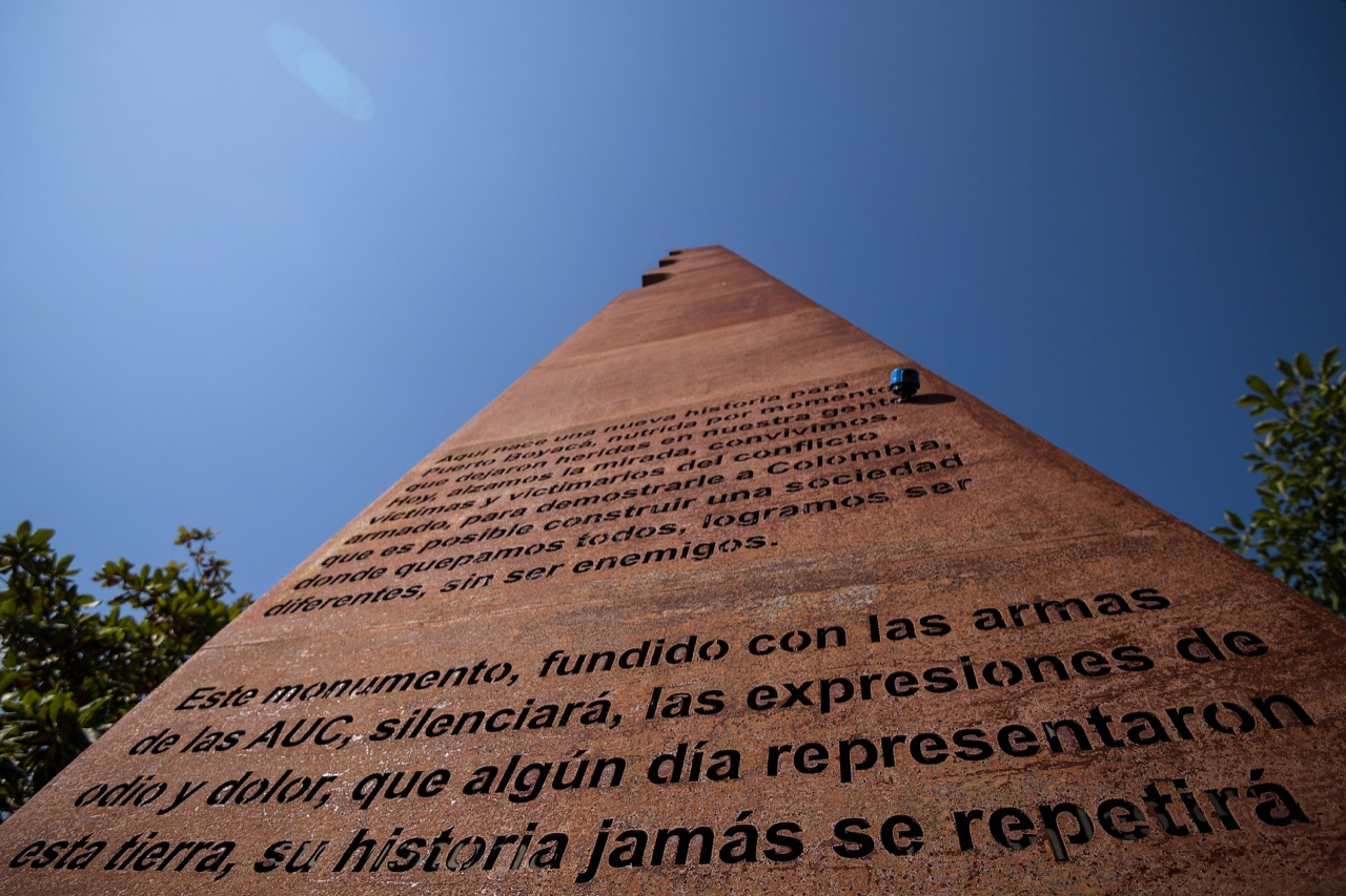 El monumento se construyó con el hierro fundido de las armas que fueron entregadas por el Bloque Magdalena Medio de las Autodefensas en su desmovilización del año 2006.