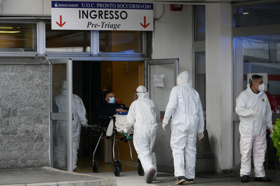 Médicos y profesionales de la salud ingresan a un paciente a una clínica.
