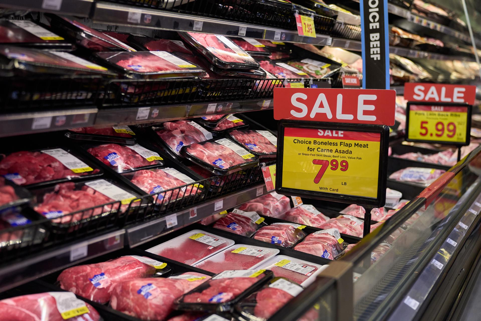 LOS ANGELES (United States), 13/09/2025.- Meat is displayed for sale at a grocery store in Los Angeles, California, 12 September 2025. Meat prices, especially beef, remains elevated, ground beef is 12.8 percent higher than in August 2024, and steak prices are up 16.6 percent. According to the US Bureau of Labor Statistics, ground beef now averages $6.34 a pound. EFE/EPA/ALLISON DINNER
