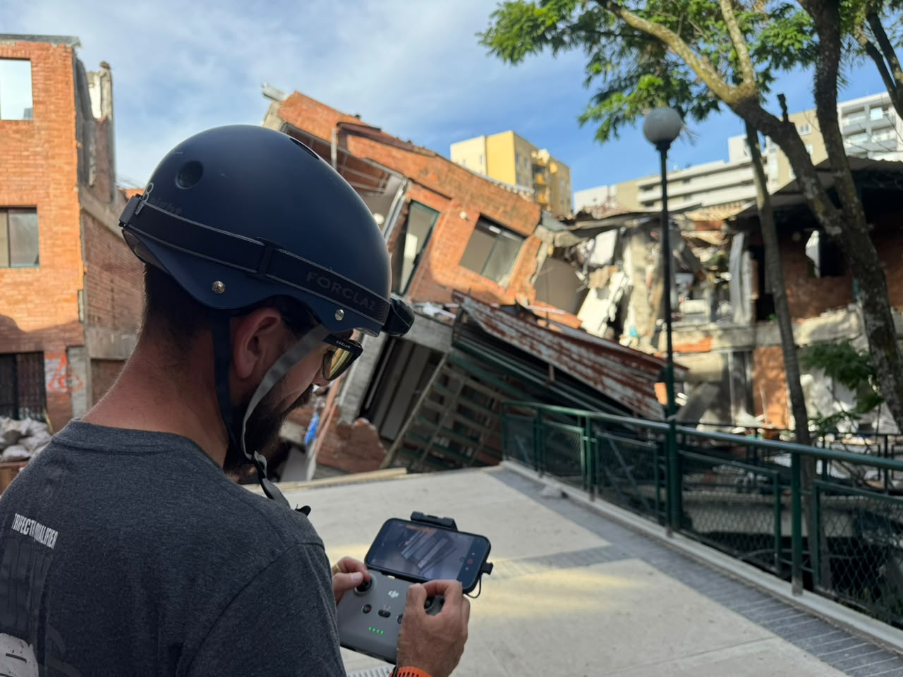 César utiliza sus drones para inspeccionar edificaciones colapsadas y buscar señales de perros y gatos que pudieron quedar atrapados tras el terremoto en Cali.