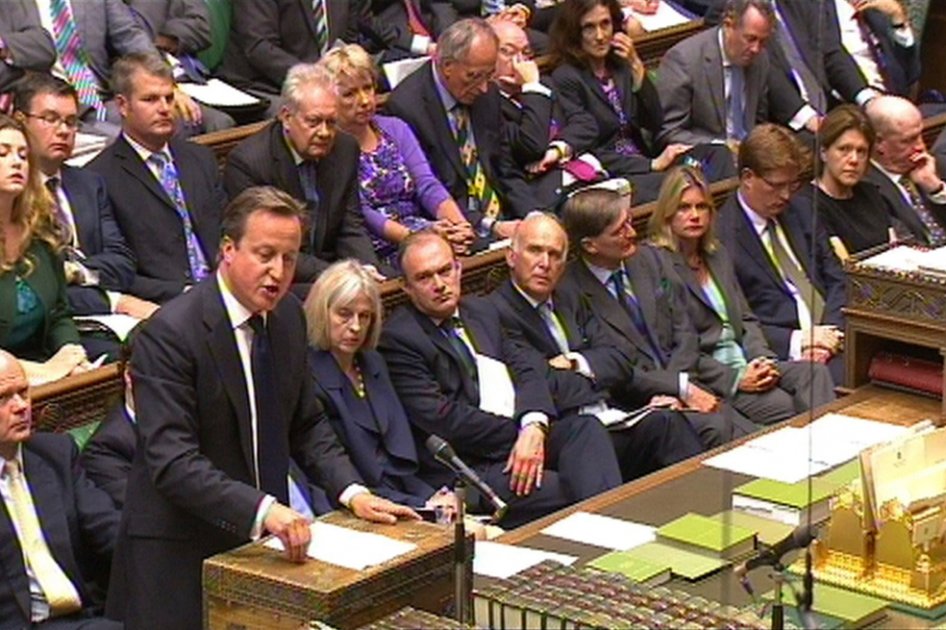 El primer ministro británico, David Cameron (i), interviene durante un debate sobre Siria en la Cámara de los Comunes, Londres, Reino Unido. Foto: EFE