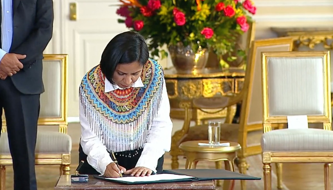 Patricia Tobón durante la firma de su posesión como directora de la Uariv.