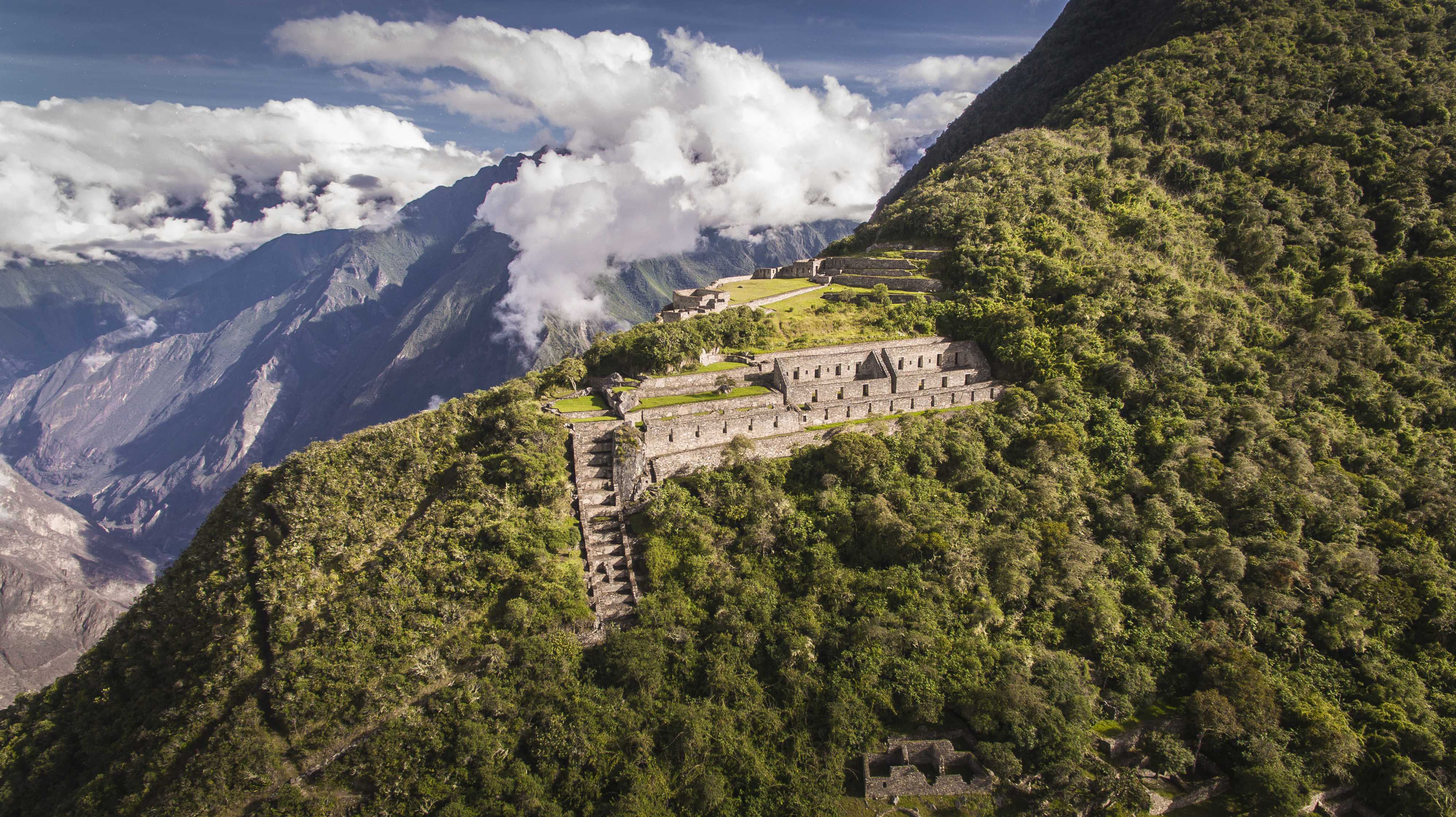Choquequirao, Perú
Situadas en lo alto de los Andes peruanos, las ruinas incas de Choquequirao sólo son accesibles a pie, al menos por ahora. Debido a su acceso limitado, el lugar sigue estando fuera del radar más turístico de Perú, pero merece la pena el viaje.
