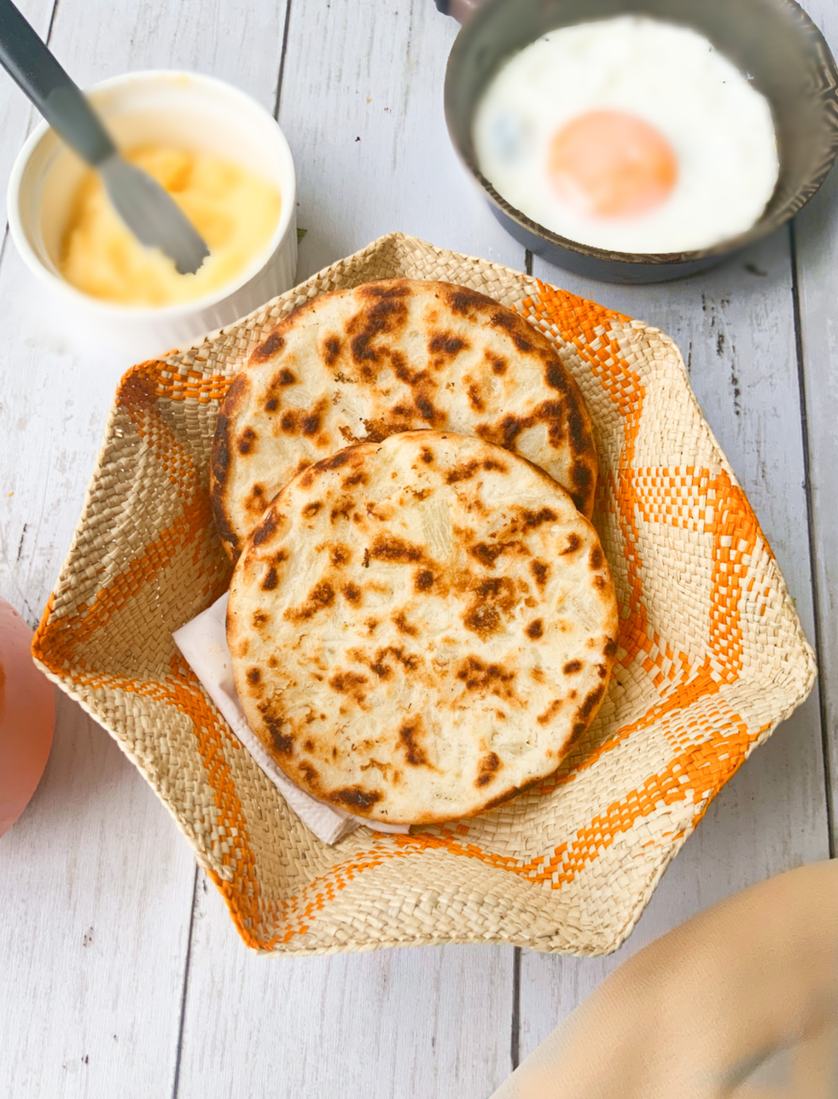 Tan solo se necesitan 300 gramos de yuca sin cáscara (cocinada por al menos una hora),  tres cucharaditas de sal (o al gusto) y mantequilla clarificada.