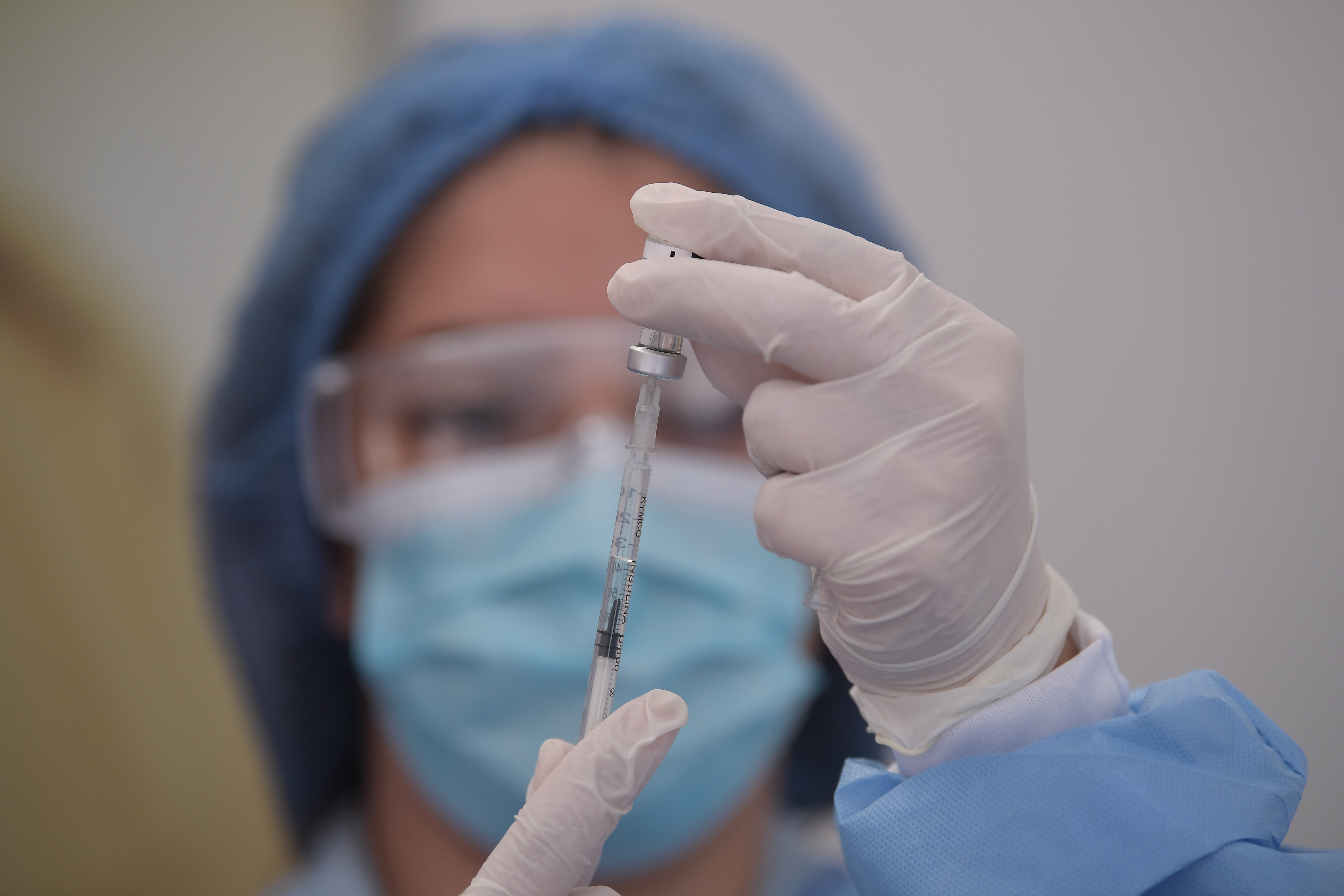 Agencia Europea de Medicamentos autoriza tercera dosis para mayores de 18 años