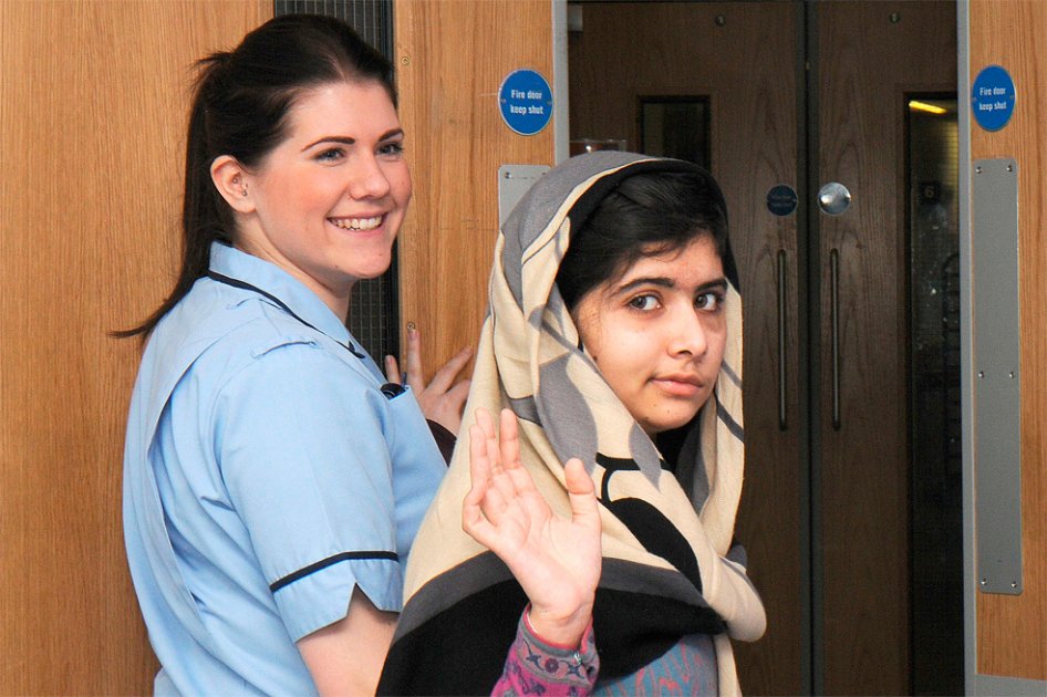 Malala, niña paquistaní herida por talibanes, sale del hospital