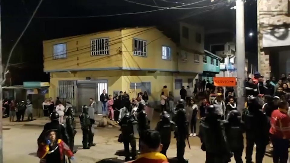 Los vecinos del barrio Los Alpes, en Ciudad Bolívar, intentaron agredir a una mujer que abandonó a un recién nacido dentro de una bolsa. Envió a sus hijos a cometer el crimen. El bebé falleció.