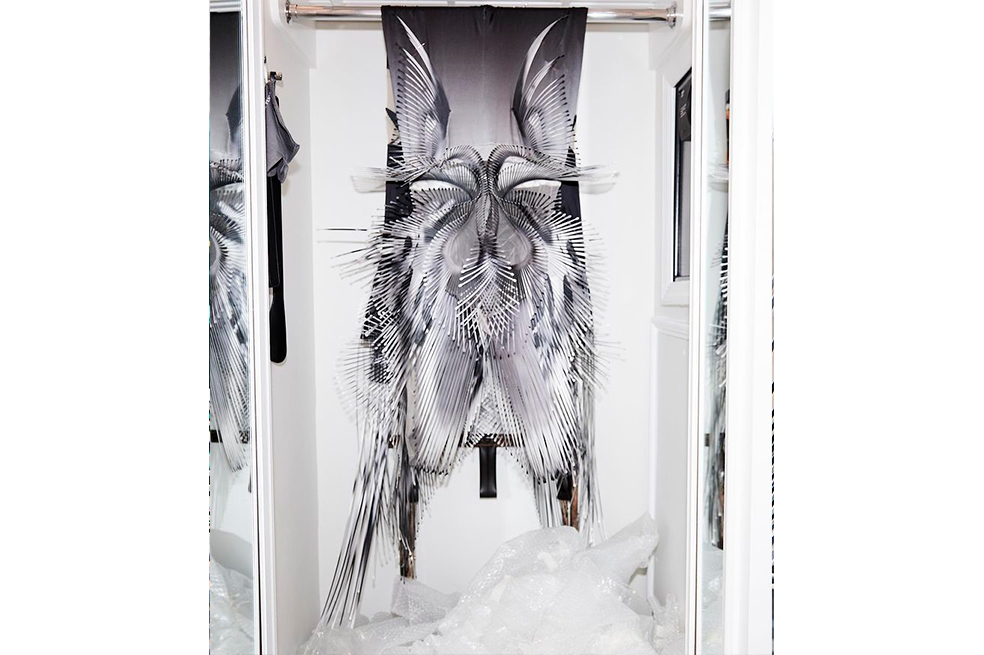 Parecido a la silla Juego de Tronos, el traje de Fredrik Robertsson en el Met Gala
