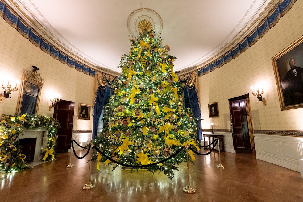 La primera dama de Estados Unidos, Melania Trump, presentó este lunes la decoración navideña de la Casa Blanca, tres meses después de criticar que le tocara desempeñar este papel.