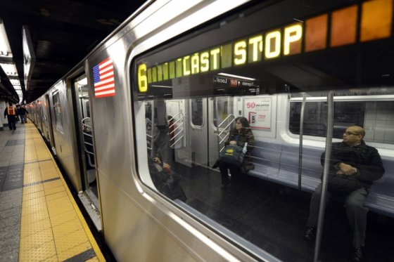 Policías despertarán a quien se quede dormido en el metro de Nueva York