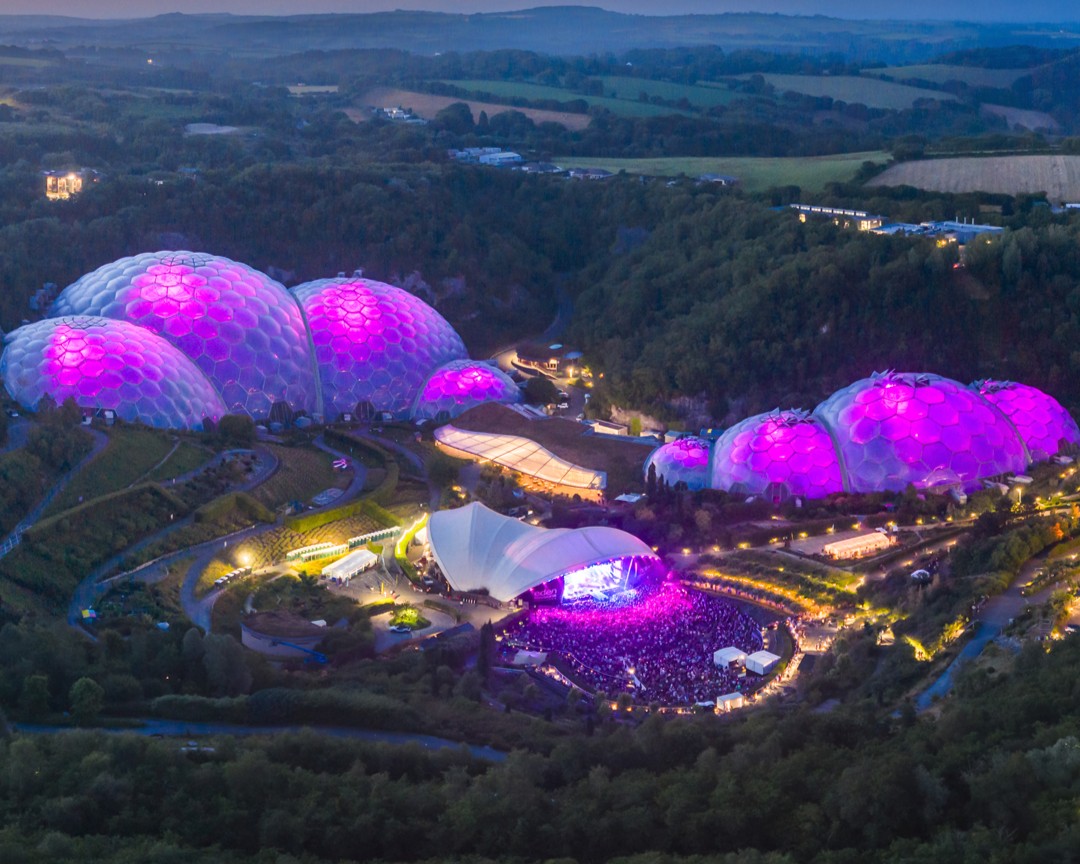 El Eden Project es una iniciativa educativa y social que busca reconectar a las personas con la naturaleza y demostrar que un cambio positivo para el planeta es posible. Inaugurado en 2001 en una antigua mina de arcilla en Cornualles, el Eden Project se extiende hoy por ocho hectáreas con kilómetros de senderos que recorren más de 3.000 variedades de plantas, desde especies ornamentales hasta cultivos clave para la medicina, la alimentación y la energía, integradas con esculturas, zonas recreativas y jardines sensoriales como el espiral.