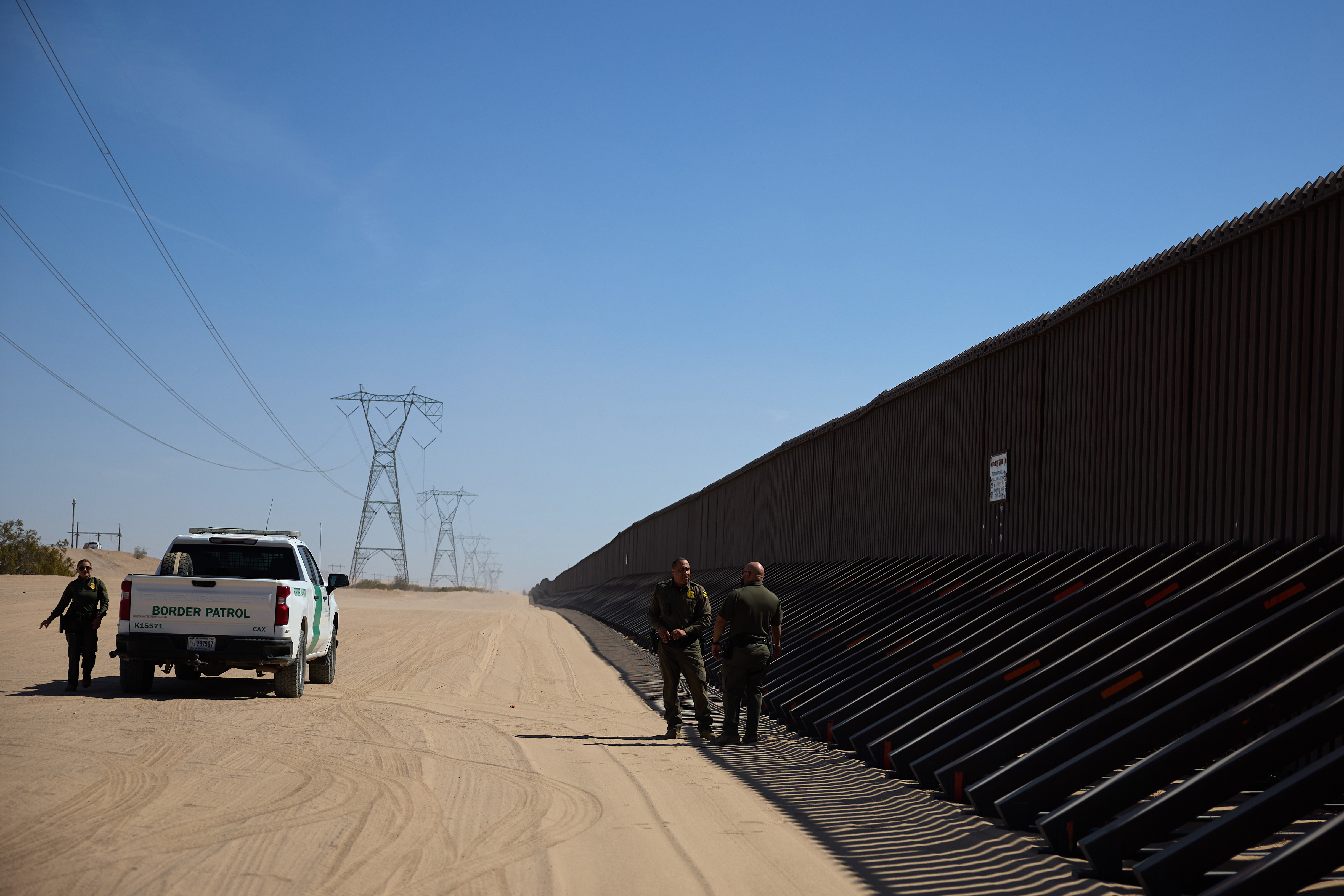 IMPERIAL COUNTY (United States), 28/02/2025.- US Border Patrol agents patrol along the floating US border wall in Imperial County, California, USA, 27 February, 2025. With US President Donald trump signing multiple executive actions to overhaul parts of the US immigration system, including how migrants are processed and deported from the US, the US southern border with Mexico has seen a massive slow down in migrants trying to cross over. EFE/EPA/ALLISON DINNER