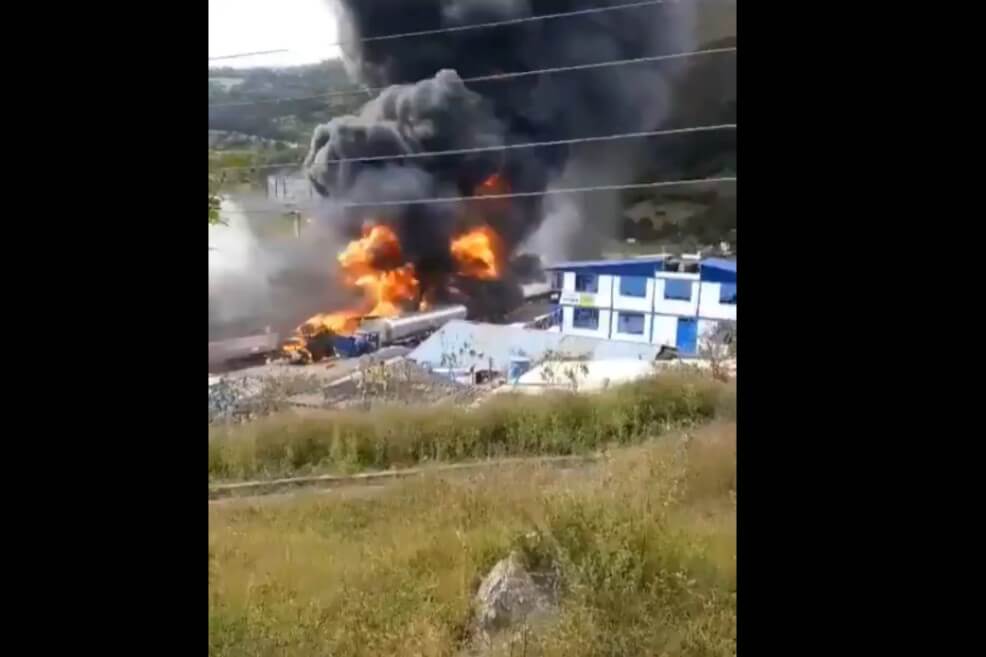 Evacúan vehículos represados tras incendio en la vía al Llano