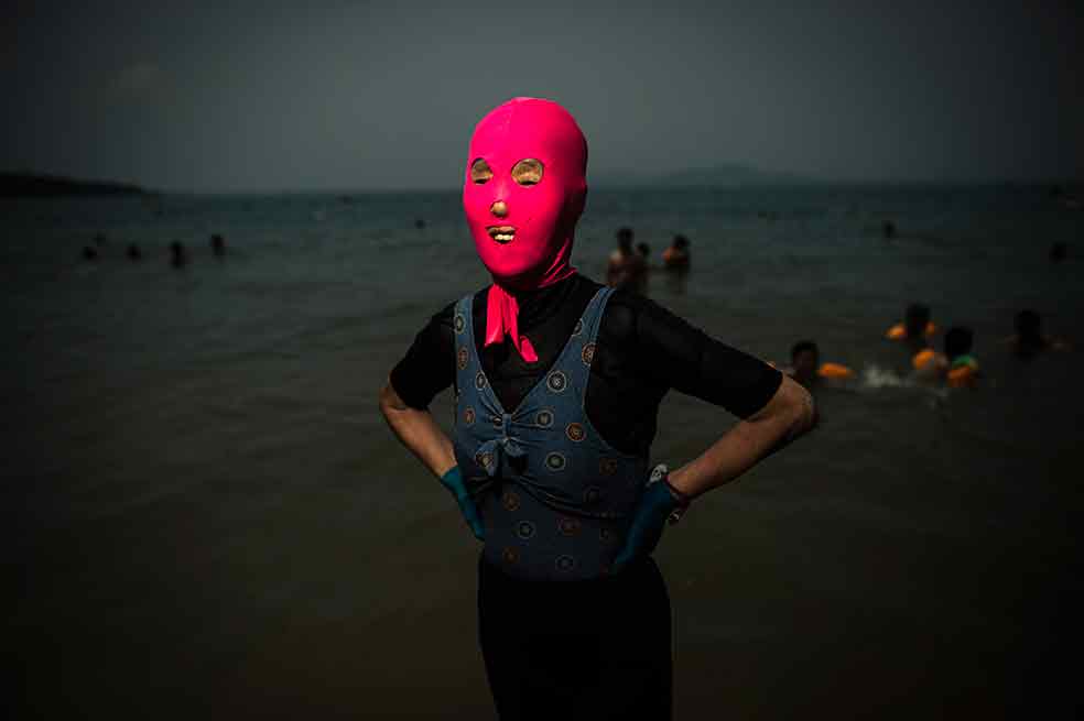 El ‘facekini’ se impone en China para evitar los efectos del sol