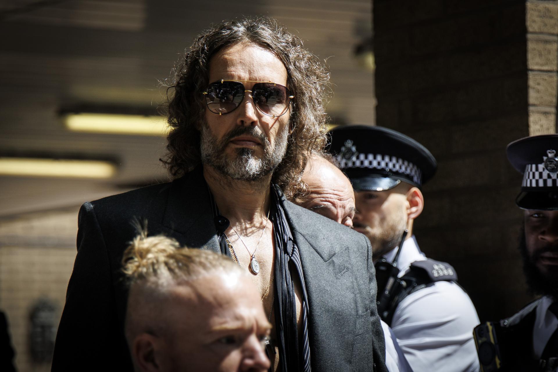 LONDON (United Kingdom), 30/05/2025.- British comedian and actor Russell Brand leaves Southwark Crown Court after pleading not guilty to charges of rape, sexual assault, and indecent assault in London, Britain, 30 May 2025. (Reino Unido, Londres) EFE/EPA/TOLGA AKMEN