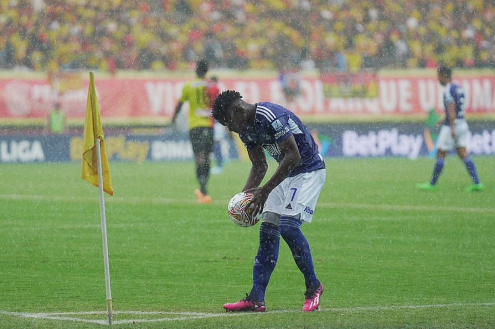 La lluvia influyó en el juego. Retrasó el inicio por más de una hora y no permitió que se jugara a ras de piso.