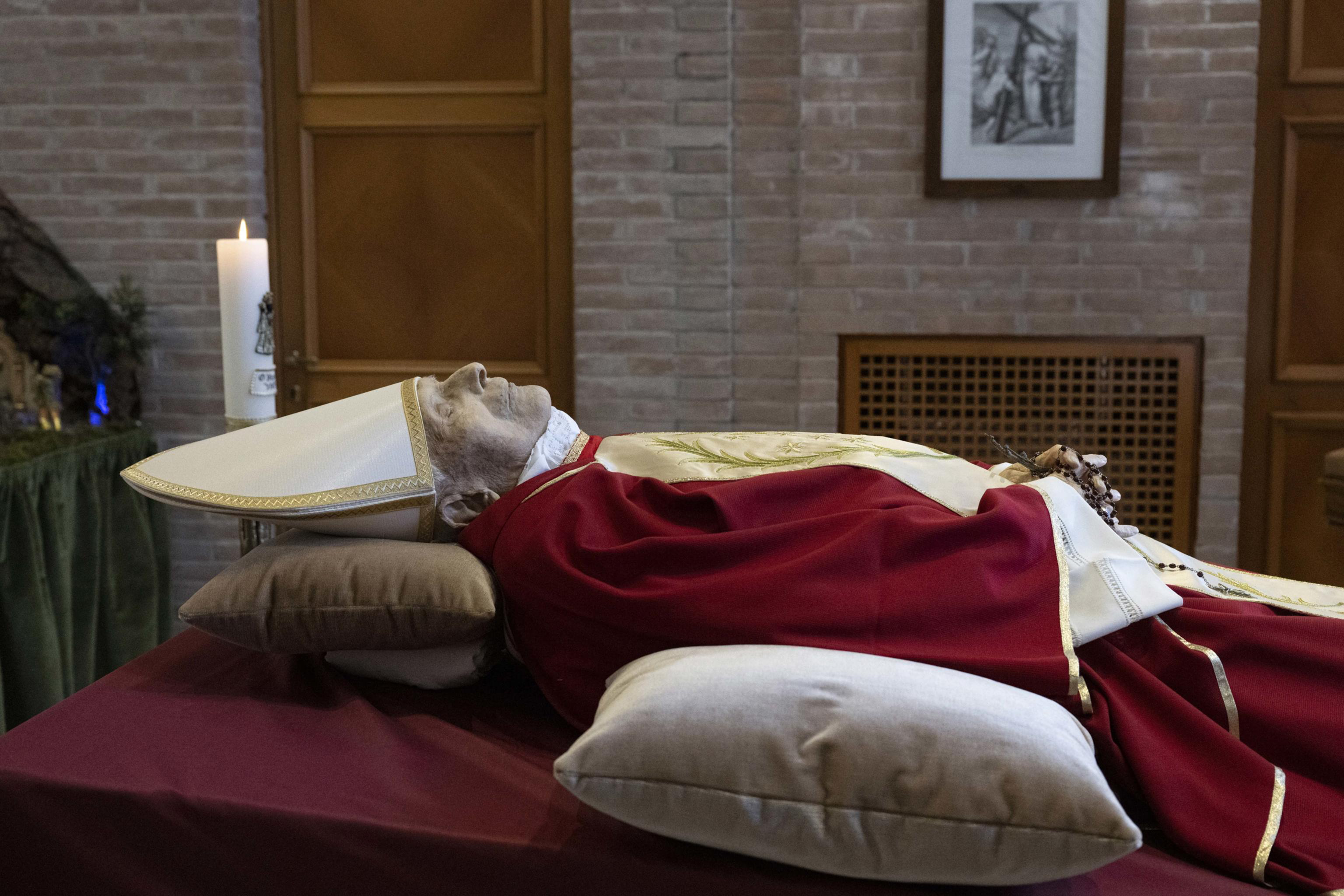 El Vaticano difunde las primeras imágenes del cuerpo de Benedicto XVI