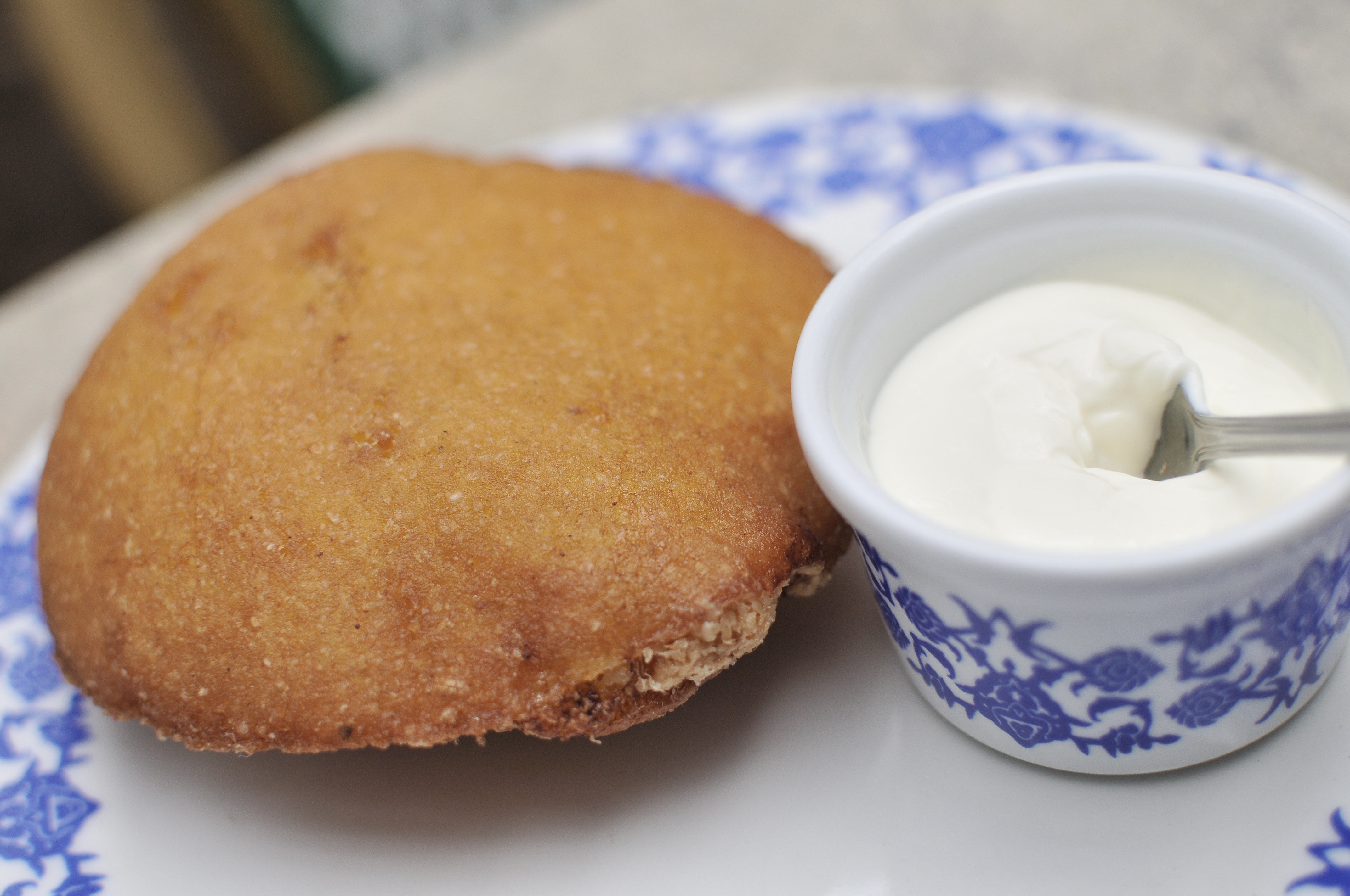 Arepa o empanada de huevo