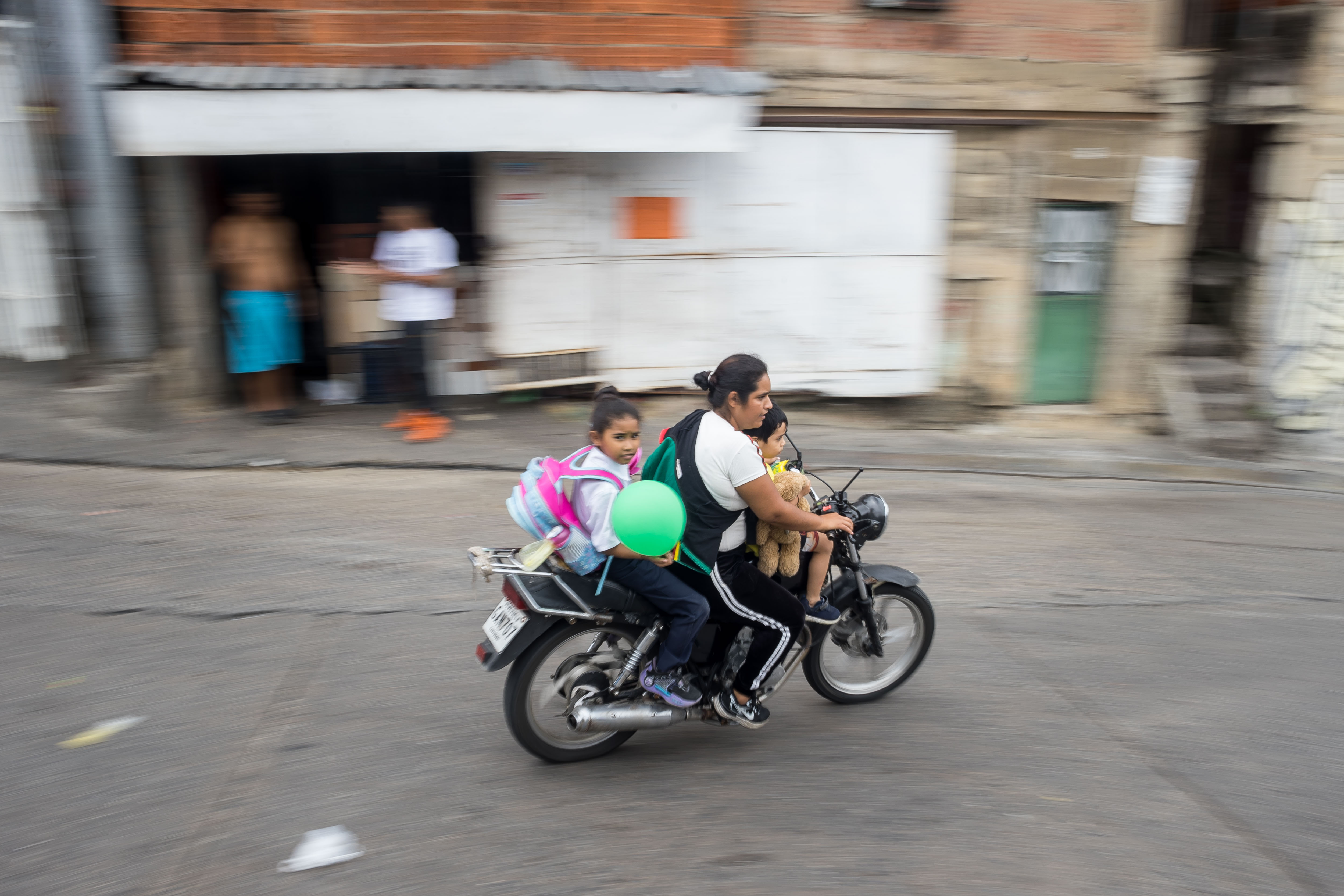 ¿Desde qué edad se pueden llevar niños en moto en Venezuela?